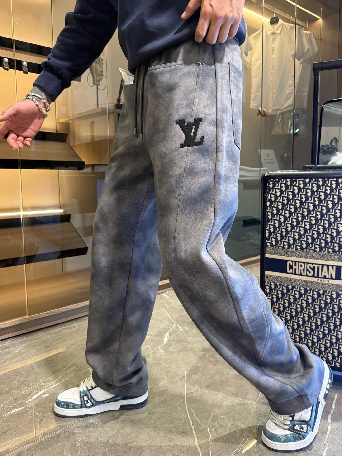 NO:526105,LV2025 autumn and winter new casual pants!  The official website is released simultaneously. The brand's classic LOGO casual pants, customized fabric, excellent comfort, strong hand touch. Extremely recognizable, perfect quality craftsmanship. Size M-3XL,,louis vuitton,alexander wang19860909LV2025秋冬新款休闲裤！官网同步发售.品牌经典LOGO休闲裤 ,定制面料,舒适度极好,手触感强烈.辨识度极高,完美品相工艺. 尺码M-3XL,,louis vuitton,alexander wang,Men's clothing