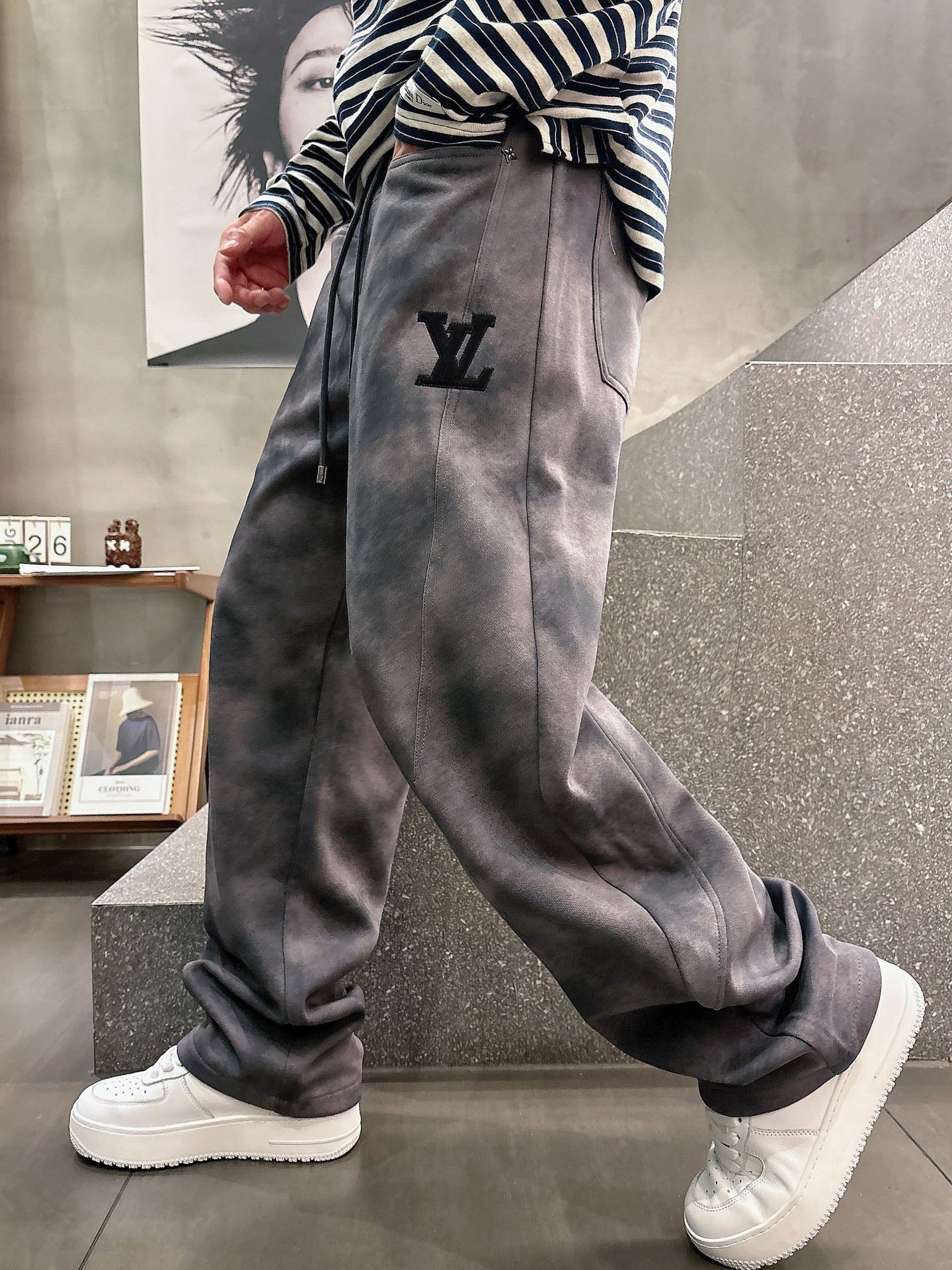 NO:599450,LV 2025 new autumn and winter casual pants!  On sale simultaneously on the official website. The brand's classic LOGO casual pants, customized fabrics, extremely comfortable, strong touch. Highly recognizable, perfect appearance and craftsmanship. Sizes M-3XL, Louis Vuitton, Alexander Wang19860909LV 2025秋冬新款休闲裤！官网同步发售.品牌经典LOGO休闲裤 ,定制面料,舒适度极好,手触感强烈.辨识度极高,完美品相工艺. 尺码M-3XL,,louis vuitton,alexander wang,Men's clothing