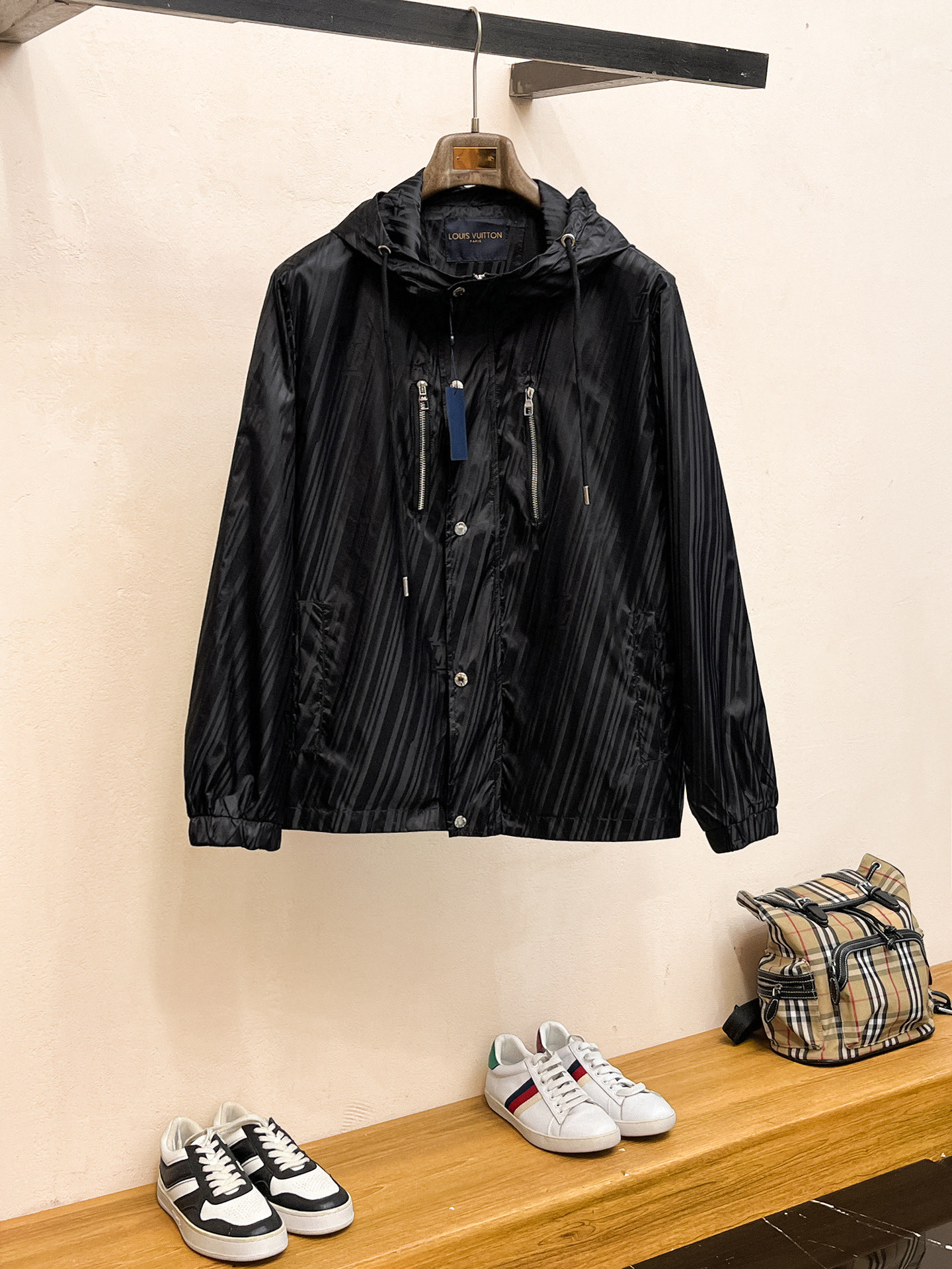 NO:746935,Same style as LV official website, complete with three labels, sold in advance. 2026 new spring men's jackets, complete with three labels, high-end version. Custom-made fabrics at the counter. Highly breathable and comfortable, impeccable details, brand element design concept, reflecting high quality. Delicate and soft feel. Casual tailoring, awesome upper body size. M～3XL, Louis Vuitton, jackets & coats, jackets & coats,19860909LV官网同款,三标齐全,提前发售 2026春季新款男士夹克外套,原单三标齐全高端版本 专柜定制面料 透气舒适度高,细节无可挑剔,品牌元素设计理念,体现高品质.手感细腻柔软 呈现休闲裁剪,上身版型超赞 码数M～3XL,,louis vuitton,jackets & coats,jackets & coats,,Men's clothing