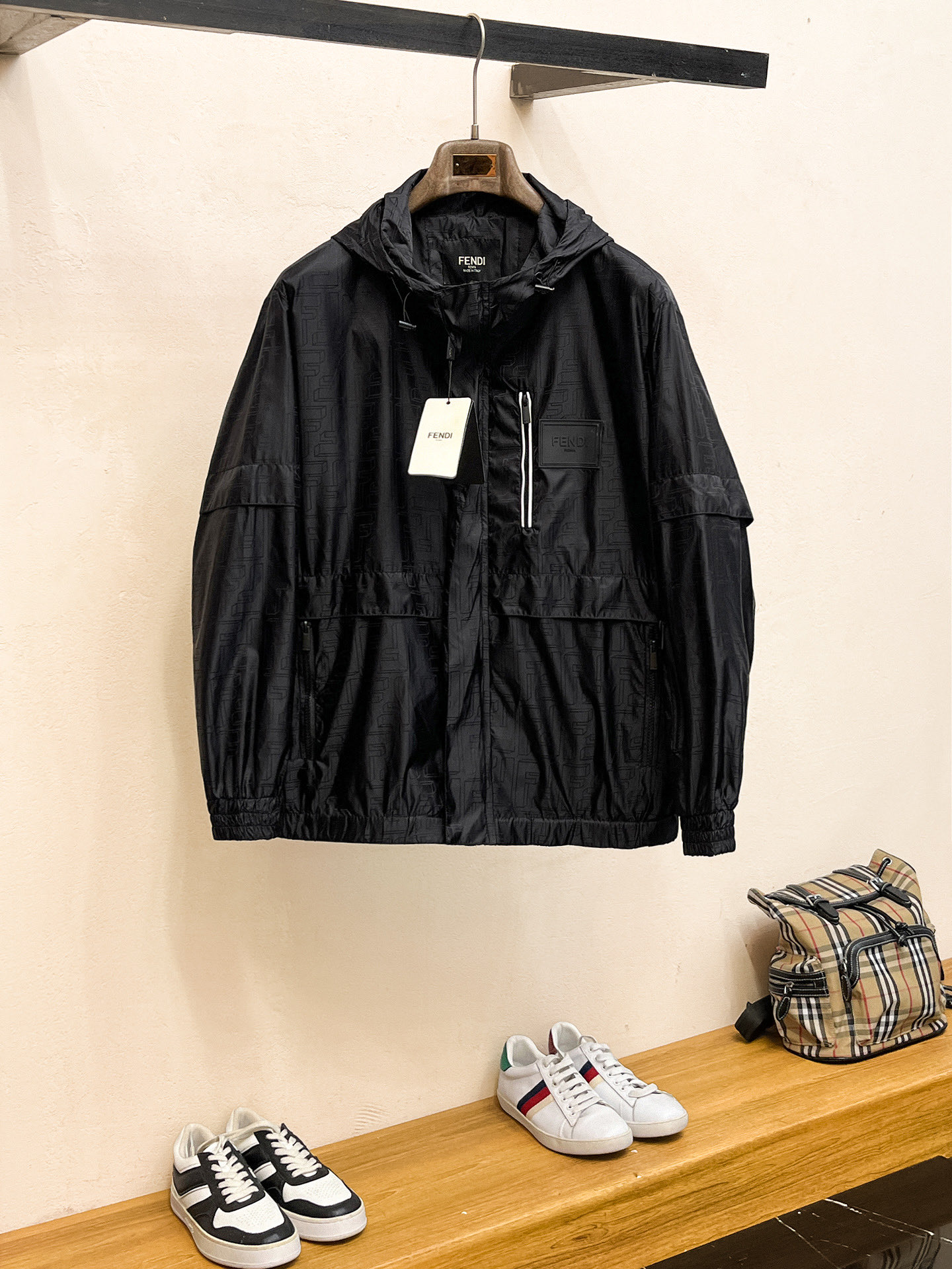 NO:746937,Same style as Fendi official website, complete with three labels, sold in advance. 2026 spring new men's jacket, complete with three labels, high-end version. Custom-made fabrics at the counter. Highly breathable and comfortable, impeccable details, brand element design concept, reflecting high quality. Delicate and soft feel. Casual tailoring, awesome upper body size. M～3XL,,fendi,jackets & coats,jackets & coats,19860909芬迪官网同款,三标齐全,提前发售 2026春季新款男士夹克外套,原单三标齐全高端版本 专柜定制面料 透气舒适度高,细节无可挑剔,品牌元素设计理念,体现高品质.手感细腻柔软 呈现休闲裁剪,上身版型超赞 码数M～3XL,,fendi,jackets & coats,jackets & coats,,Men's clothing