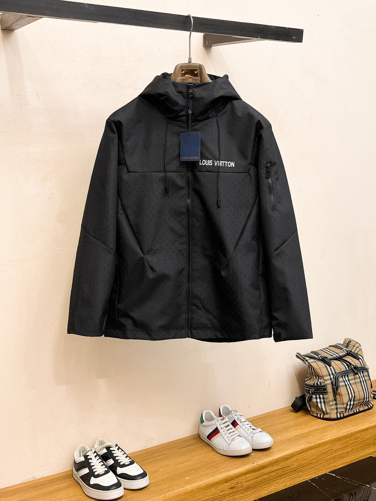 NO:746939,Same style as LV official website, complete with three labels, sold in advance. 2026 new spring men's jackets, complete with three labels, high-end version. Custom-made fabrics at the counter. Highly breathable and comfortable, impeccable details, brand element design concept, reflecting high quality. Delicate and soft feel. Casual tailoring, awesome upper body size. M～3XL, Louis Vuitton, jackets & coats, jackets & coats,19860909LV官网同款,三标齐全,提前发售 2026春季新款男士夹克外套,原单三标齐全高端版本 专柜定制面料 透气舒适度高,细节无可挑剔,品牌元素设计理念,体现高品质.手感细腻柔软 呈现休闲裁剪,上身版型超赞 码数M～3XL,,louis vuitton,jackets & coats,jackets & coats,,Men's clothing