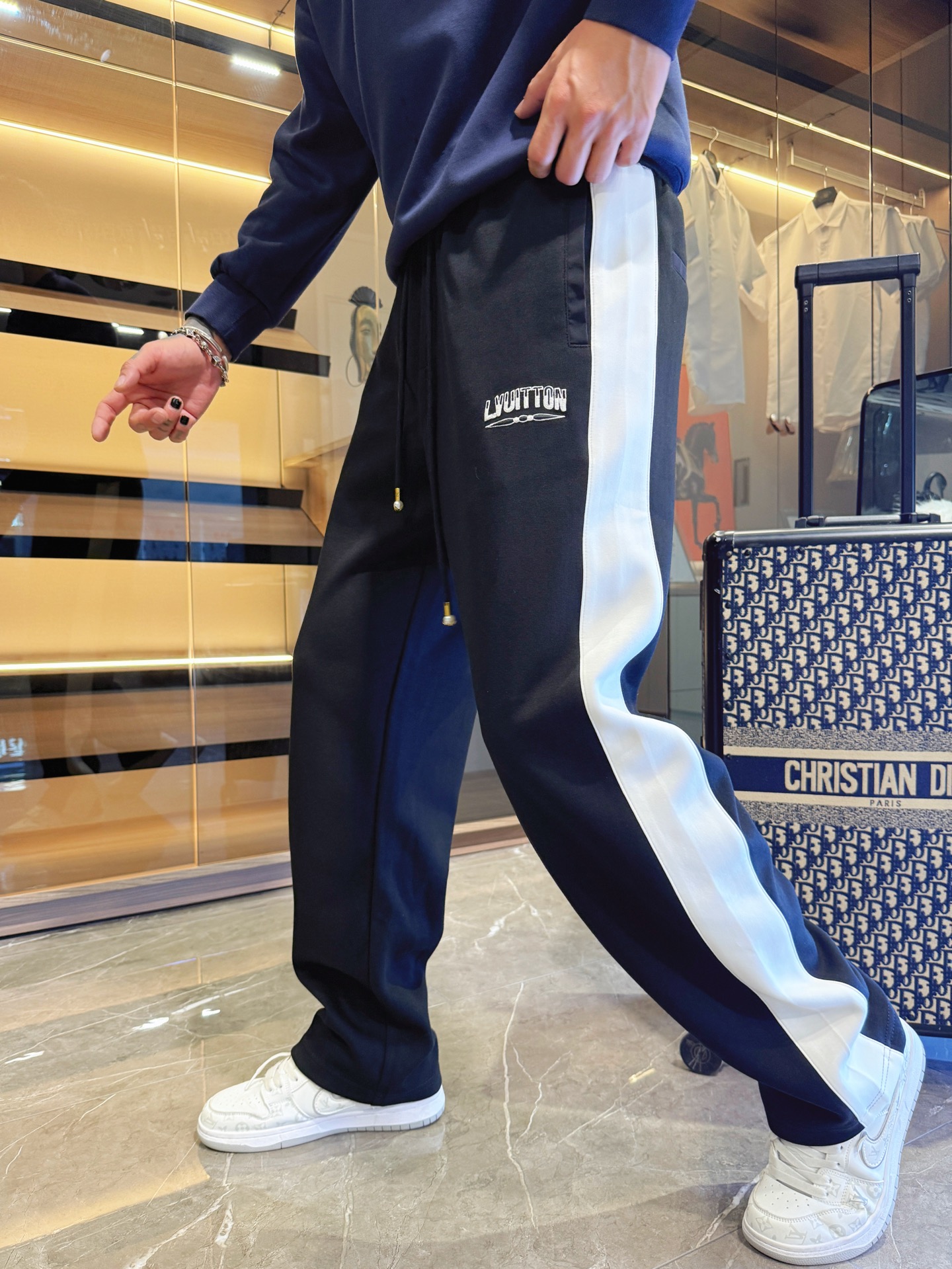 NO:526104,LV2025 autumn and winter new casual pants!  The official website is released simultaneously. The brand's classic LOGO casual pants, customized fabric, excellent comfort, strong hand touch. Extremely recognizable, perfect quality craftsmanship. Size M-3XL,,louis vuitton,alexander wang19860909LV2025秋冬新款休闲裤！官网同步发售.品牌经典LOGO休闲裤 ,定制面料,舒适度极好,手触感强烈.辨识度极高,完美品相工艺. 尺码M-3XL,,louis vuitton,alexander wang,Men's clothing