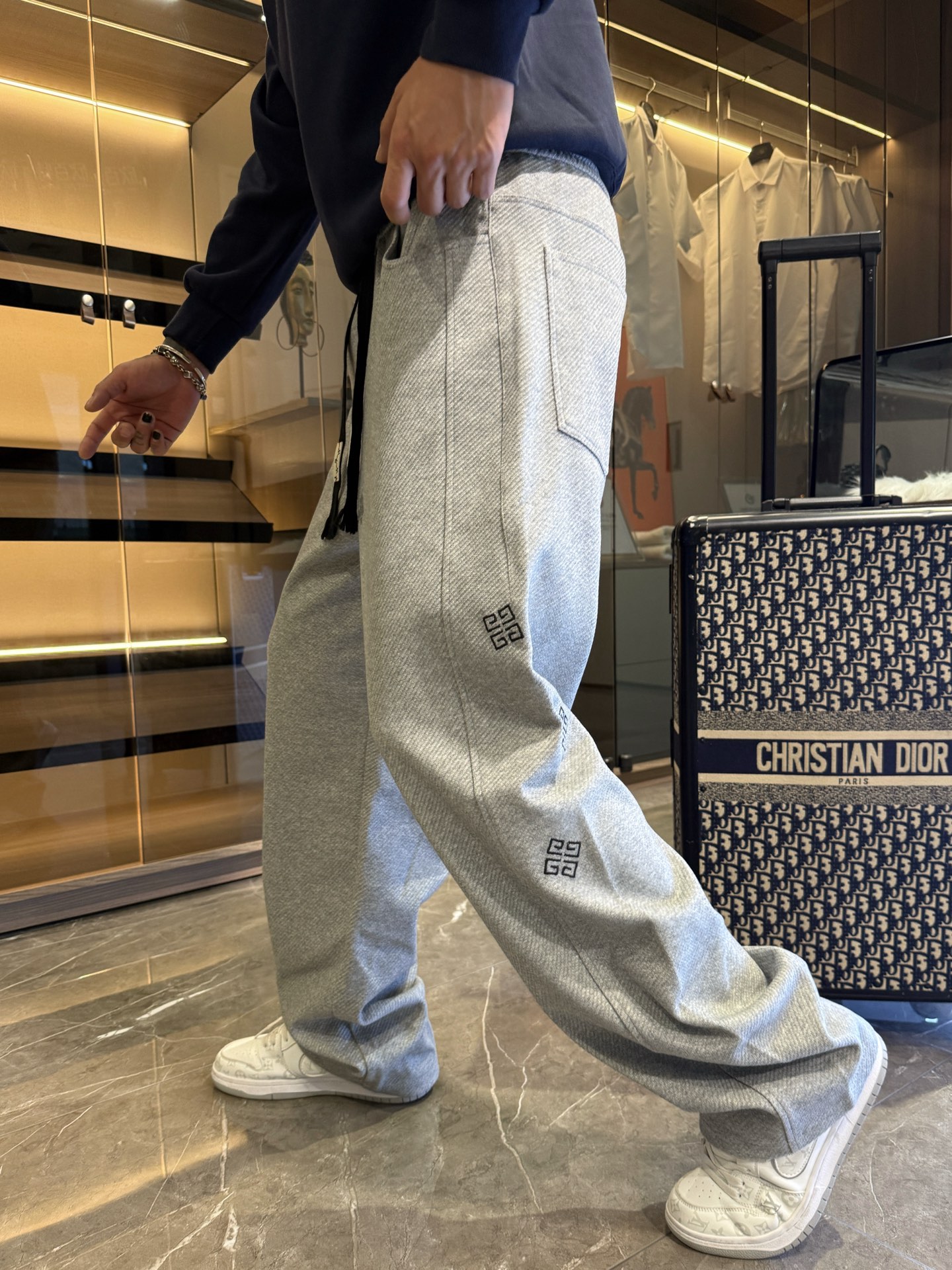 NO:526086,Givenchy's new autumn and winter casual pants 2025!  The official website is released simultaneously. The brand's classic LOGO casual pants, customized fabric, excellent comfort and strong hand touch. Very high recognition and perfect quality craftsmanship. Size M-3XL, given, alexander wang19860909纪梵希2025秋冬新款休闲裤！官网同步发售.品牌经典LOGO休闲裤 ,定制面料,舒适度极好,手触感强烈.辨识度极高,完美品相工艺. 尺码M-3XL,,givenchy,alexander wang,Men's clothing