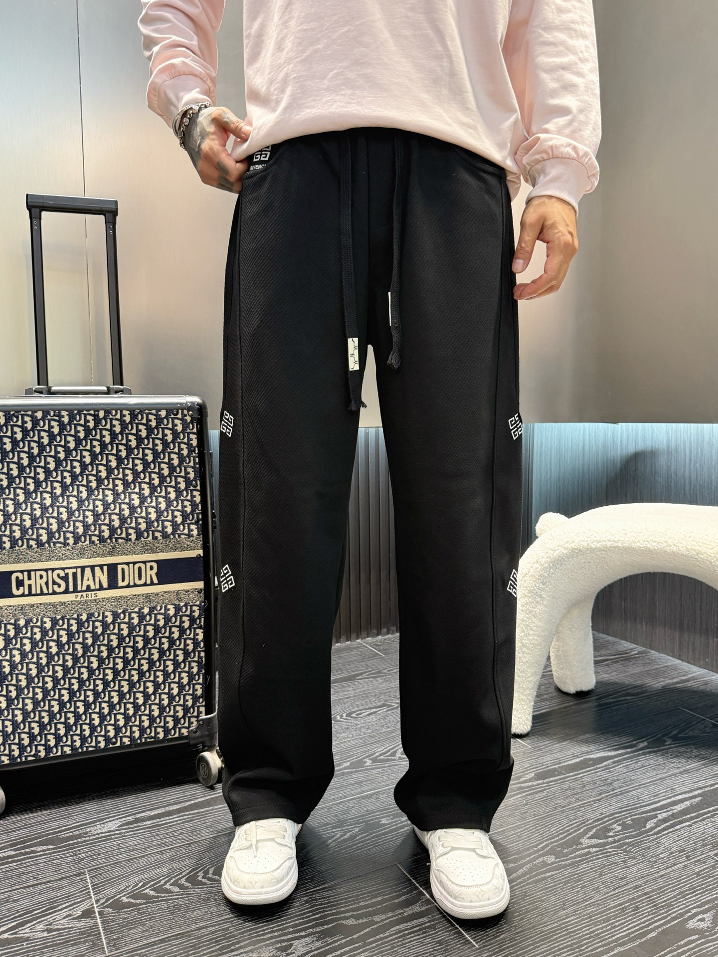 Givenchy Men's Classic Logo Lounge Pants - Fall/Winter 2025 Collection 3 i1756739277957 567 0 1