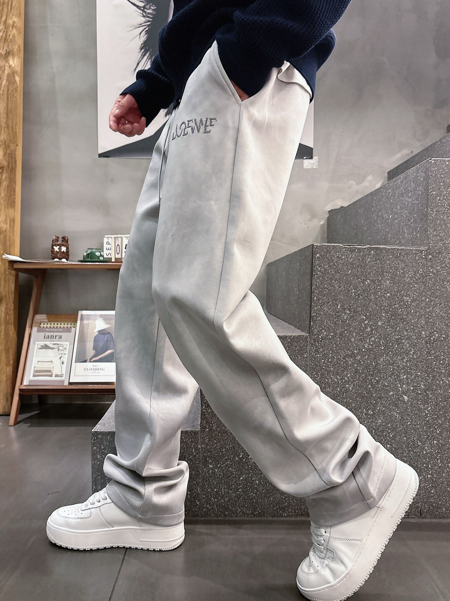 NO:599439,Loewe 2025 new autumn and winter casual pants!  On sale simultaneously on the official website. The brand's classic LOGO casual pants, customized fabrics, excellent comfort, strong touch. Highly recognizable, perfect appearance and craftsmanship. Sizes M-3XL, loewe, alexander wang19860909罗意威 2025秋冬新款休闲裤！官网同步发售.品牌经典LOGO休闲裤 ,定制面料,舒适度极好,手触感强烈.辨识度极高,完美品相工艺. 尺码M-3XL,,loewe,alexander wang,Men's clothing