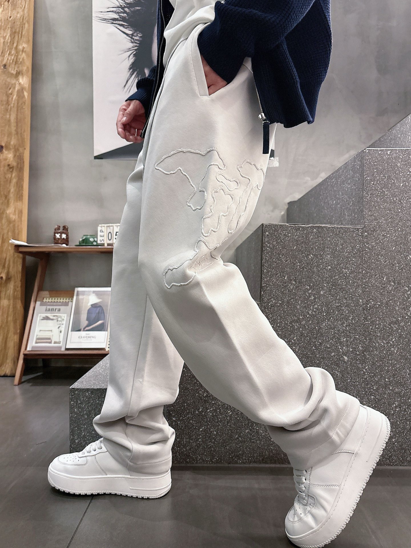 NO:599441,LV 2025 new autumn and winter casual pants!  On sale simultaneously on the official website. The brand's classic LOGO casual pants, customized fabrics, extremely comfortable, strong touch. Highly recognizable, perfect appearance and craftsmanship. Sizes M-3XL, Louis Vuitton, Alexander Wang19860909LV 2025秋冬新款休闲裤！官网同步发售.品牌经典LOGO休闲裤 ,定制面料,舒适度极好,手触感强烈.辨识度极高,完美品相工艺. 尺码M-3XL,,louis vuitton,alexander wang,Men's clothing