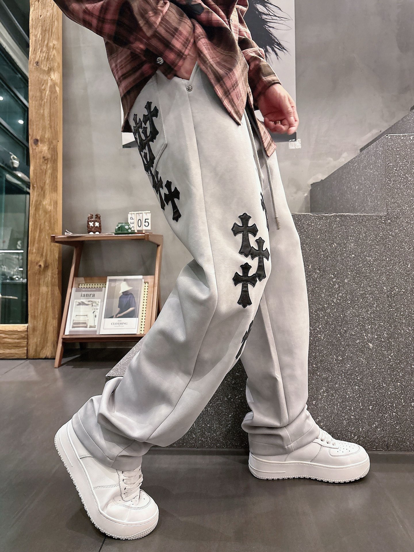 NO:599443,Croxin 2025 new autumn and winter casual pants!  On sale simultaneously on the official website. Brand classic LOGO casual pants, customized fabrics, extremely comfortable, strong touch. Highly recognizable, perfect appearance and craftsmanship. Sizes M-3XL, chrome hearts, alexander wang19860909克罗心 2025秋冬新款休闲裤！官网同步发售.品牌经典LOGO休闲裤 ,定制面料,舒适度极好,手触感强烈.辨识度极高,完美品相工艺. 尺码M-3XL,,chrome hearts,alexander wang,Men's clothing