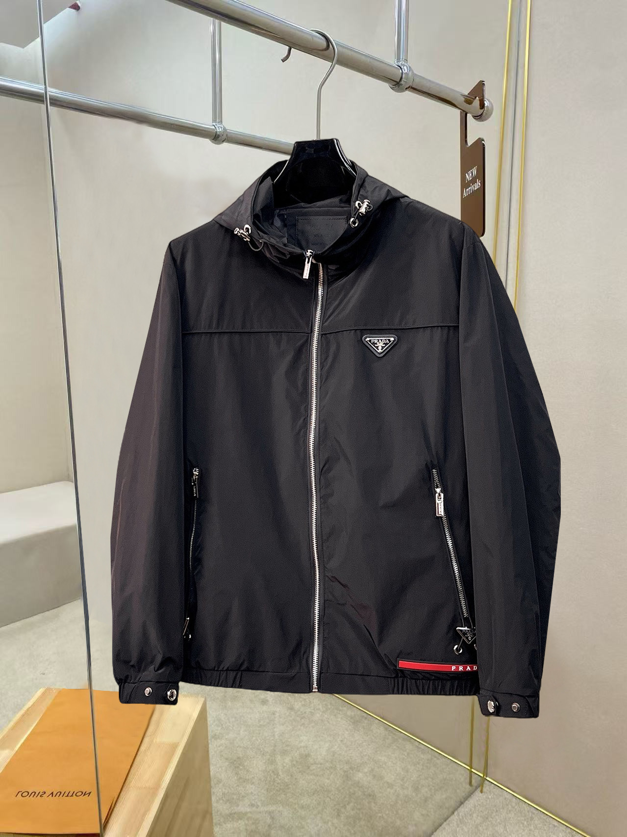 NO:527175,Prada's official website has the same style, complete three standards, and is available in advance. 2025ss autumn and winter new men's jacket, double-sided original single three standards, high-end version, customized counter fabric, breathable and comfortable, impeccable details, brand element design concept, reflecting high quality. The feel is delicate and soft, presents casual cut, and the upper body style is superb. Number of sizes M~3XL,,,prada, jackets & coats, jackets & coats, alexander wang19860909普拉达 官网同款,三标齐全,提前发售 2025ss秋冬新款男士夹克外套,双面穿原单三标齐全高端版本 专柜定制面料 透气舒适度高,细节无可挑剔,品牌元素设计理念,体现高品质.手感细腻柔软 呈现休闲裁剪,上身版型超赞 码数M～3XL,,,prada,jackets & coats,jackets & coats,alexander wang,Men's clothing