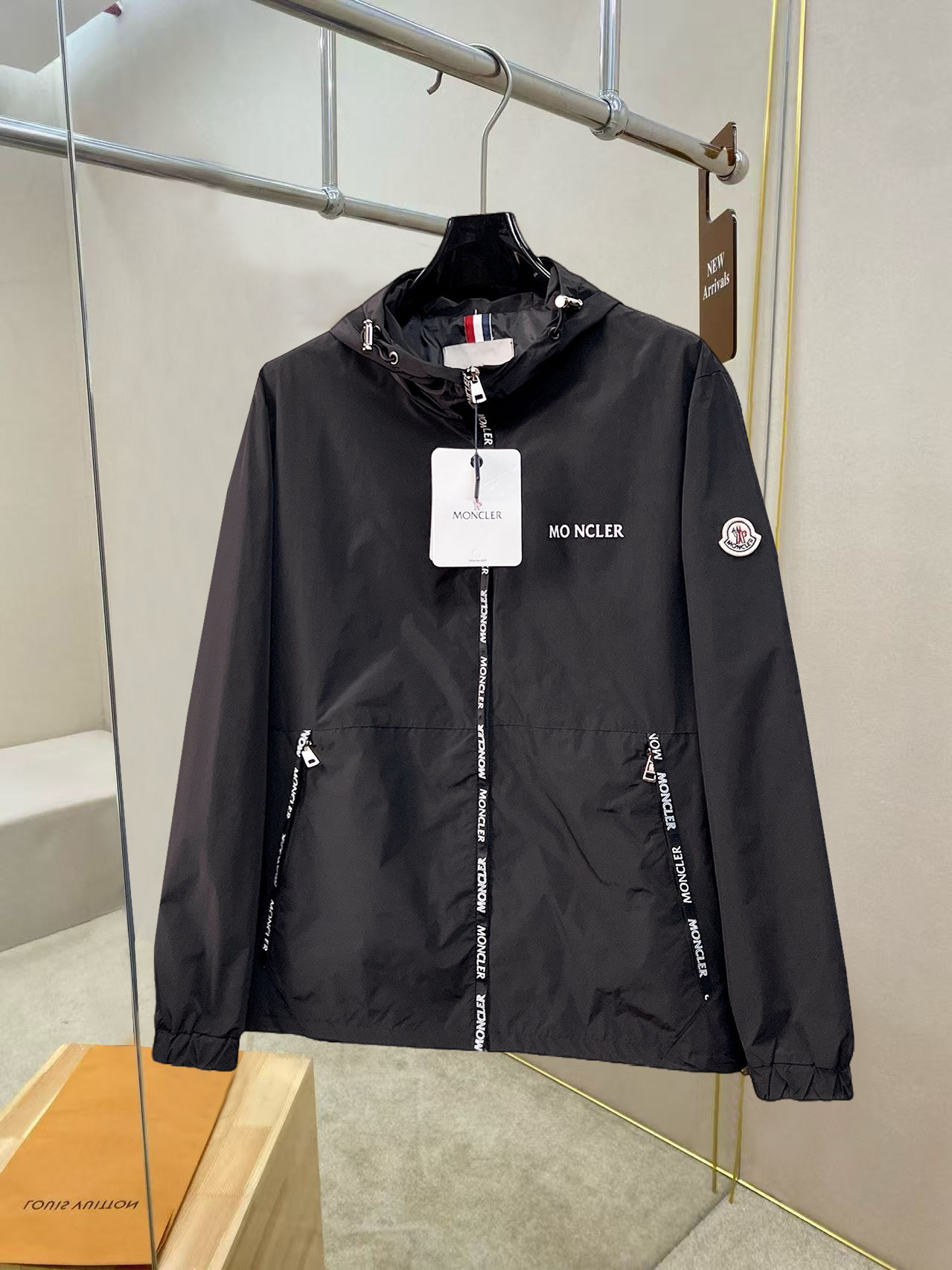 NO:527178,The same style on the official website, complete three standards, and is available in advance. The new men's jacket for autumn and winter 2025ss autumn and winter, double-sided original single three standards, high-end version. Customized counter fabrics, breathable and comfortable, impeccable details, brand elements design concept, reflect high quality. The feel is delicate and soft, presents casual cut, and the upper body style is superb. Number of sizes M~3XL,,,Moncler, jackets & coats, jackets & coats, alexander wang19860909蒙口 官网同款,三标齐全,提前发售 2025ss秋冬新款男士夹克外套,双面穿原单三标齐全高端版本 专柜定制面料 透气舒适度高,细节无可挑剔,品牌元素设计理念,体现高品质.手感细腻柔软 呈现休闲裁剪,上身版型超赞 码数M～3XL,,,Moncler,jackets & coats,jackets & coats,alexander wang,Men's clothing