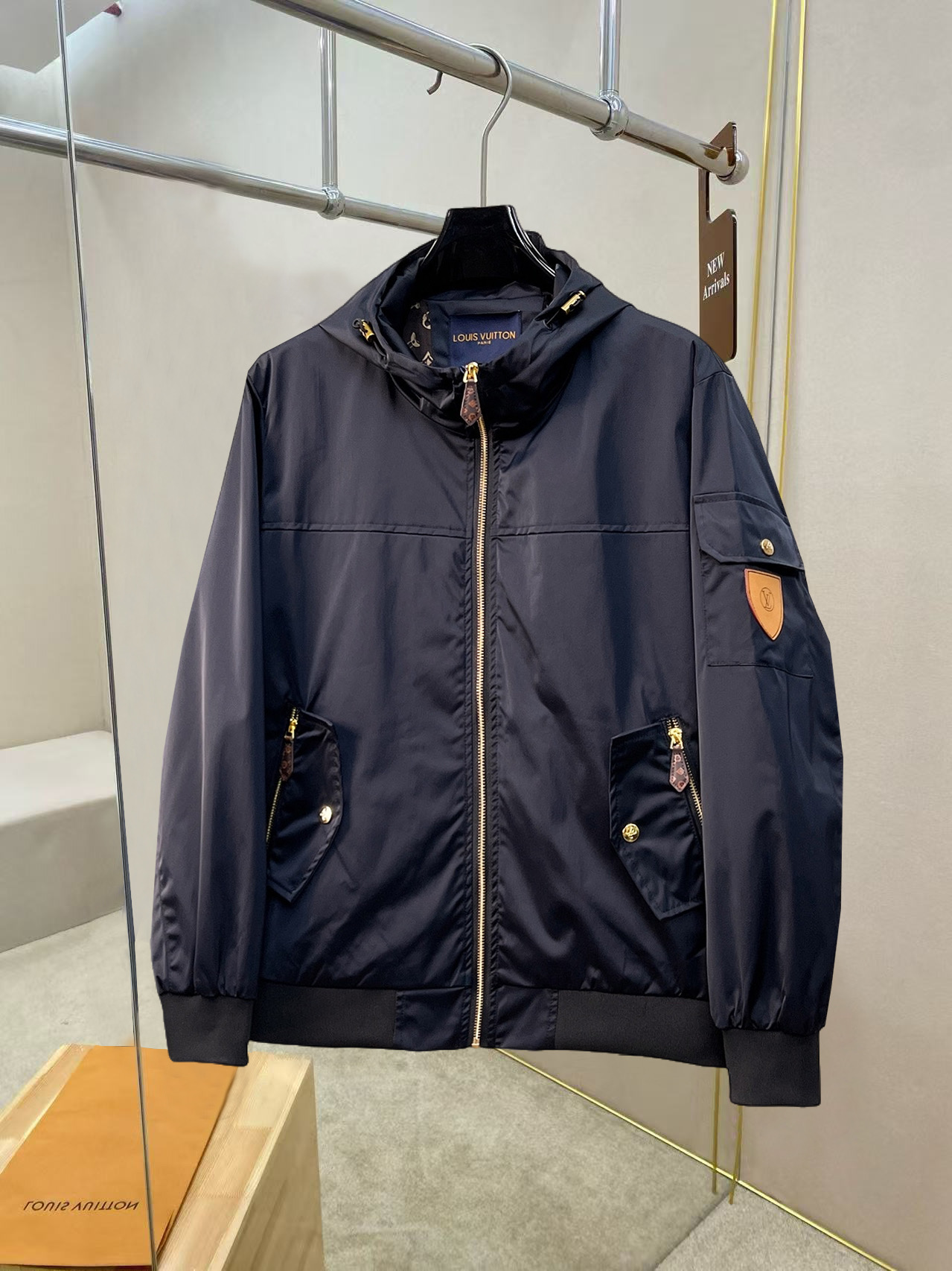 NO:527181,The same model on the official website of LV, complete three standards, and is released in advance. The new men's jacket for autumn and winter 2025ss autumn and winter, double-sided original single three standards, high-end version. Customized counter fabrics, breathable and comfortable, impeccable details, brand elements design concept, reflect high quality. The feel is delicate and soft, presents casual cut, and the upper body style is superb. Number of sizes M~3XL,,,louis vuitton, jackets & coats, jackets & coats, alexander wang19860909LV 官网同款,三标齐全,提前发售 2025ss秋冬新款男士夹克外套,双面穿原单三标齐全高端版本 专柜定制面料 透气舒适度高,细节无可挑剔,品牌元素设计理念,体现高品质.手感细腻柔软 呈现休闲裁剪,上身版型超赞 码数M～3XL,,,louis vuitton,jackets & coats,jackets & coats,alexander wang,Men's clothing