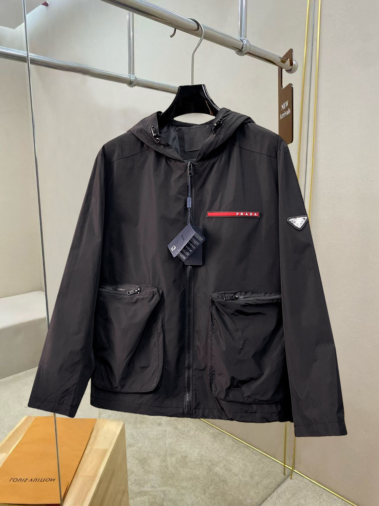 NO:527184,Prada's official website has the same style, complete three standards, and is available in advance. 2025ss autumn and winter new men's jacket, double-sided original single three standards, high-end version, customized counter fabric, breathable and comfortable, impeccable details, brand element design concept, reflecting high quality. The feel is delicate and soft, presents casual cut, and the upper body style is superb. Number of sizes M~3XL,,,prada, jackets & coats, jackets & coats, alexander wang19860909普拉达 官网同款,三标齐全,提前发售 2025ss秋冬新款男士夹克外套,双面穿原单三标齐全高端版本 专柜定制面料 透气舒适度高,细节无可挑剔,品牌元素设计理念,体现高品质.手感细腻柔软 呈现休闲裁剪,上身版型超赞 码数M～3XL,,,prada,jackets & coats,jackets & coats,alexander wang,Men's clothing