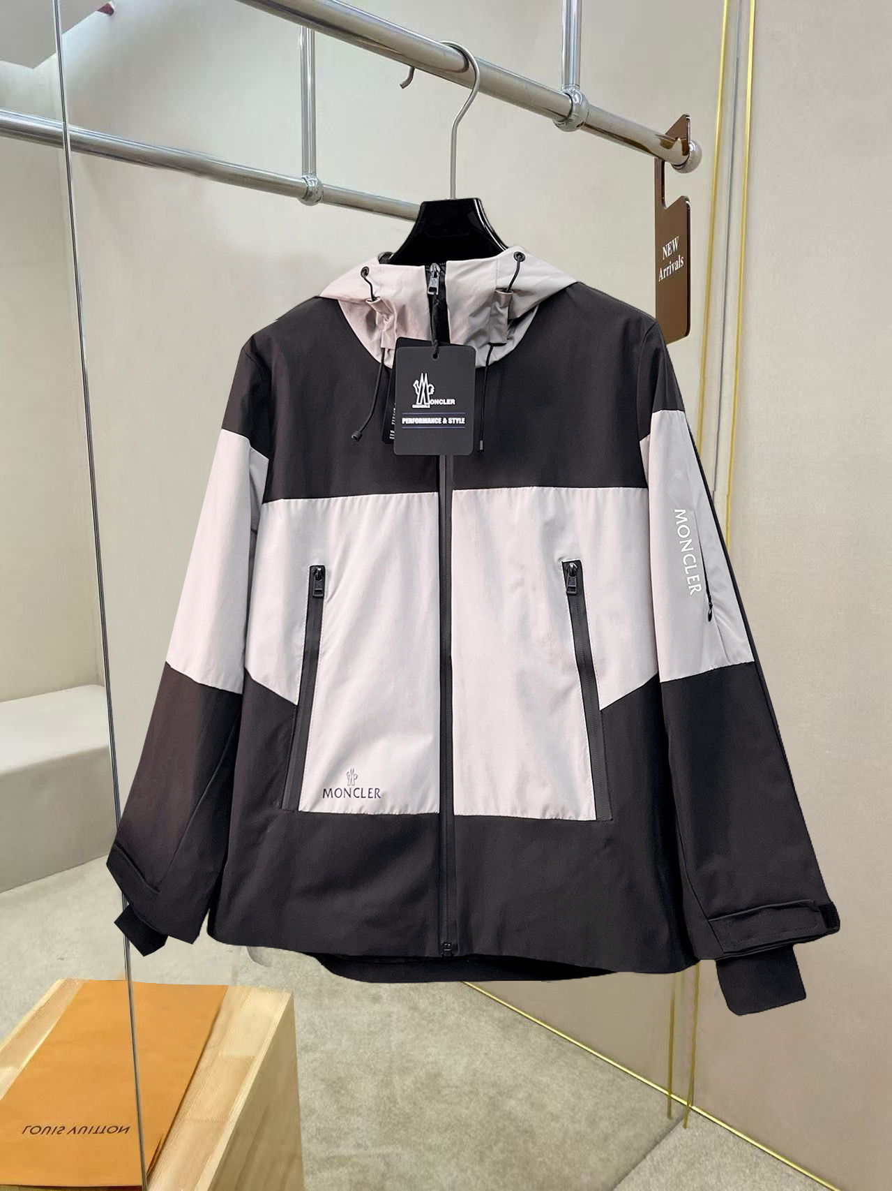 NO:527187,The same style on the official website, complete three standards, and is available in advance. The new men's jacket for autumn and winter 2025ss autumn and winter, double-sided original single three standards, high-end version. Customized counter fabrics, breathable and comfortable, impeccable details, brand elements design concept, reflect high quality. The feel is delicate and soft, presents casual cut, and the upper body style is superb. Number of sizes M~3XL,,,Moncler, jackets & coats, jackets & coats, alexander wang19860909蒙口 官网同款,三标齐全,提前发售 2025ss秋冬新款男士夹克外套,双面穿原单三标齐全高端版本 专柜定制面料 透气舒适度高,细节无可挑剔,品牌元素设计理念,体现高品质.手感细腻柔软 呈现休闲裁剪,上身版型超赞 码数M～3XL,,,Moncler,jackets & coats,jackets & coats,alexander wang,Men's clothing