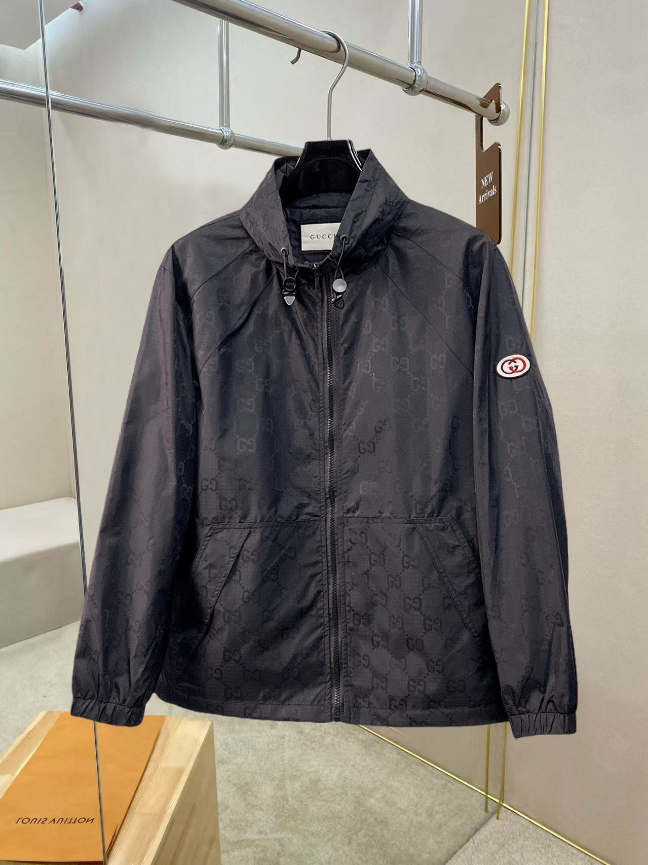 NO:527193,Guqi, the same style on the official website, complete three standards, and is released in advance. 2025ss autumn and winter new men's jacket, double-sided original single three standards, high-end version, customized counter fabric, breathable and comfortable, impeccable details, brand element design concept, reflecting high quality. The feel is delicate and soft, presents casual cut, and the upper body style is superb. Number of sizes M~3XL,,,,jackets & coats,jackets & coats,alexander wang19860909古奇 官网同款,三标齐全,提前发售 2025ss秋冬新款男士夹克外套,双面穿原单三标齐全高端版本 专柜定制面料 透气舒适度高,细节无可挑剔,品牌元素设计理念,体现高品质.手感细腻柔软 呈现休闲裁剪,上身版型超赞 码数M～3XL,,,jackets & coats,jackets & coats,alexander wang,Men's clothing