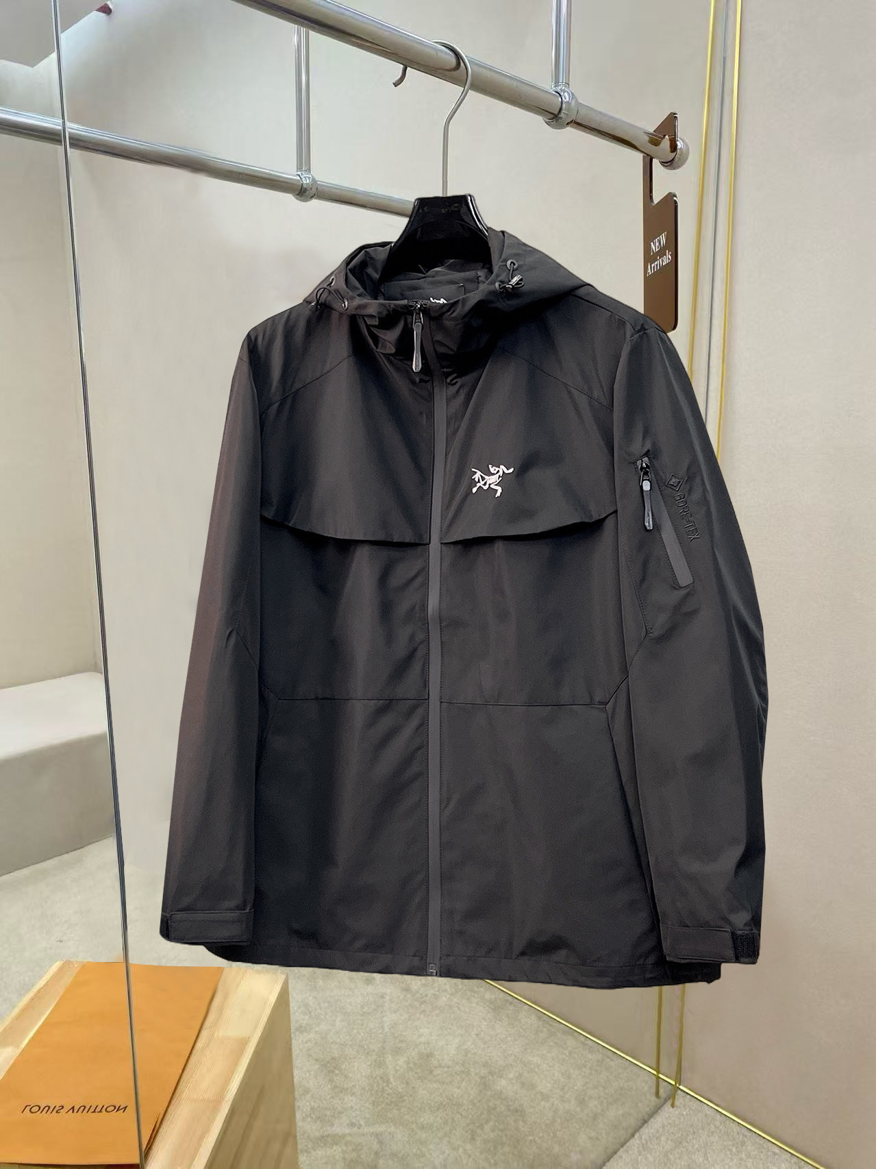 NO:527196,The same style on the official website of Archaeopteryx, complete three standards, and is released in advance. The new men's jacket for autumn and winter 2025ss autumn and winter, double-sided original single three standards, high-end version. Customized counter fabrics, breathable and comfortable, impeccable details, brand elements design concept, reflect high quality. The feel is delicate and soft, presents casual cut, and the upper body style is superb. Number of sizes M~3XL,,arc'teryx,jackets & coats,jackets & coats,alexander wang19860909始祖鸟官网同款,三标齐全,提前发售 2025ss秋冬新款男士夹克外套,双面穿原单三标齐全高端版本 专柜定制面料 透气舒适度高,细节无可挑剔,品牌元素设计理念,体现高品质.手感细腻柔软 呈现休闲裁剪,上身版型超赞 码数M～3XL,,arc'teryx,jackets & coats,jackets & coats,alexander wang,Men's clothing