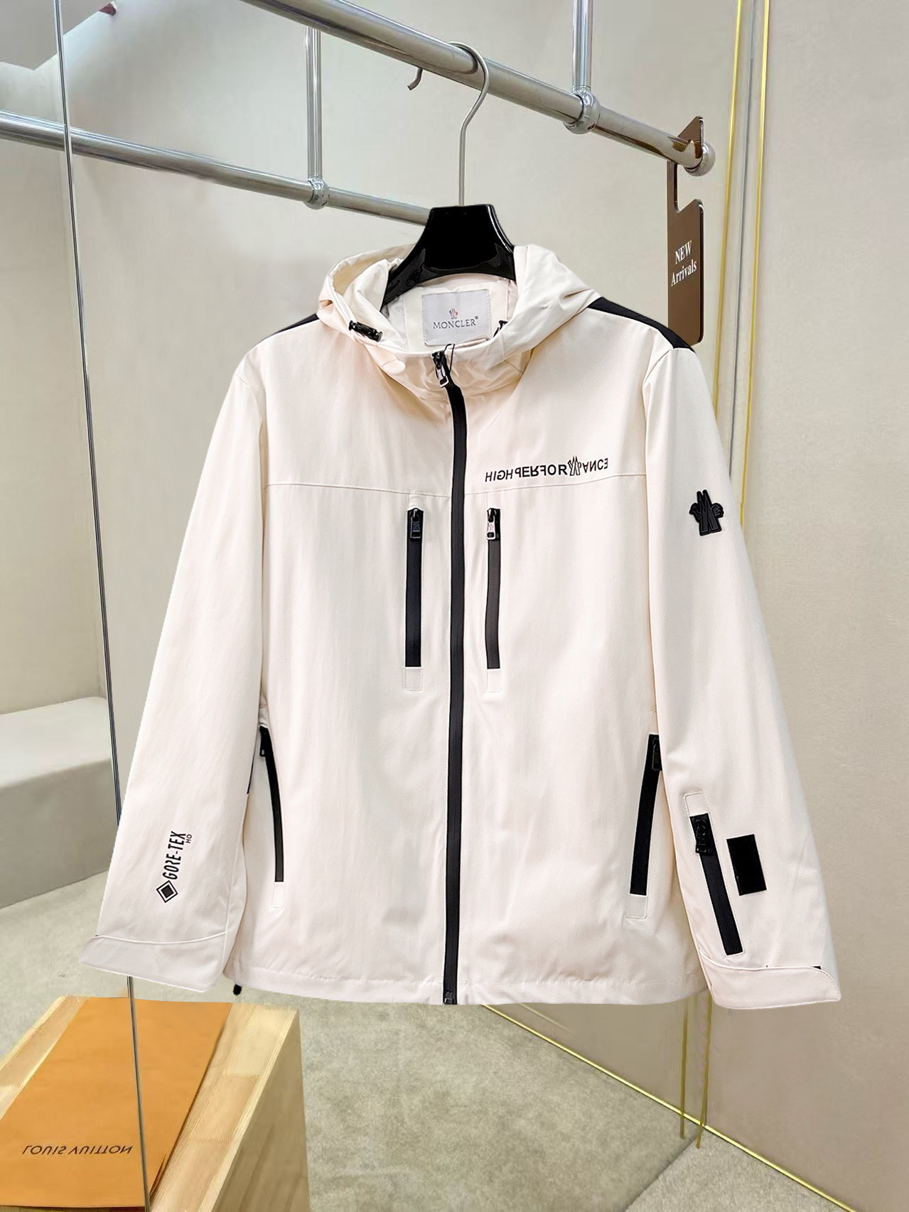 NO:527197,The same style on the official website, complete three standards, and is available in advance. The new men's jacket for autumn and winter 2025ss autumn and winter, double-sided original single three standards, high-end version. Customized counter fabrics, breathable and comfortable, impeccable details, brand elements design concept, reflect high quality. The feel is delicate and soft, presents casual cut, and the upper body style is superb. Number of sizes M~3XL,,,Moncler, jackets & coats, jackets & coats, alexander wang19860909蒙口 官网同款,三标齐全,提前发售 2025ss秋冬新款男士夹克外套,双面穿原单三标齐全高端版本 专柜定制面料 透气舒适度高,细节无可挑剔,品牌元素设计理念,体现高品质.手感细腻柔软 呈现休闲裁剪,上身版型超赞 码数M～3XL,,,Moncler,jackets & coats,jackets & coats,alexander wang,Men's clothing