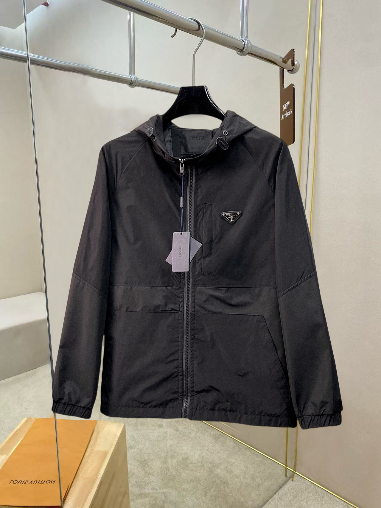 NO:527199,Prada's official website has the same style, complete three standards, and is available in advance. 2025ss autumn and winter new men's jacket, double-sided original single three standards, high-end version, customized counter fabric, breathable and comfortable, impeccable details, brand element design concept, reflecting high quality. The feel is delicate and soft, presents casual cut, and the upper body style is superb. Number of sizes M~3XL,,,prada, jackets & coats, jackets & coats, alexander wang19860909普拉达 官网同款,三标齐全,提前发售 2025ss秋冬新款男士夹克外套,双面穿原单三标齐全高端版本 专柜定制面料 透气舒适度高,细节无可挑剔,品牌元素设计理念,体现高品质.手感细腻柔软 呈现休闲裁剪,上身版型超赞 码数M～3XL,,,prada,jackets & coats,jackets & coats,alexander wang,Men's clothing