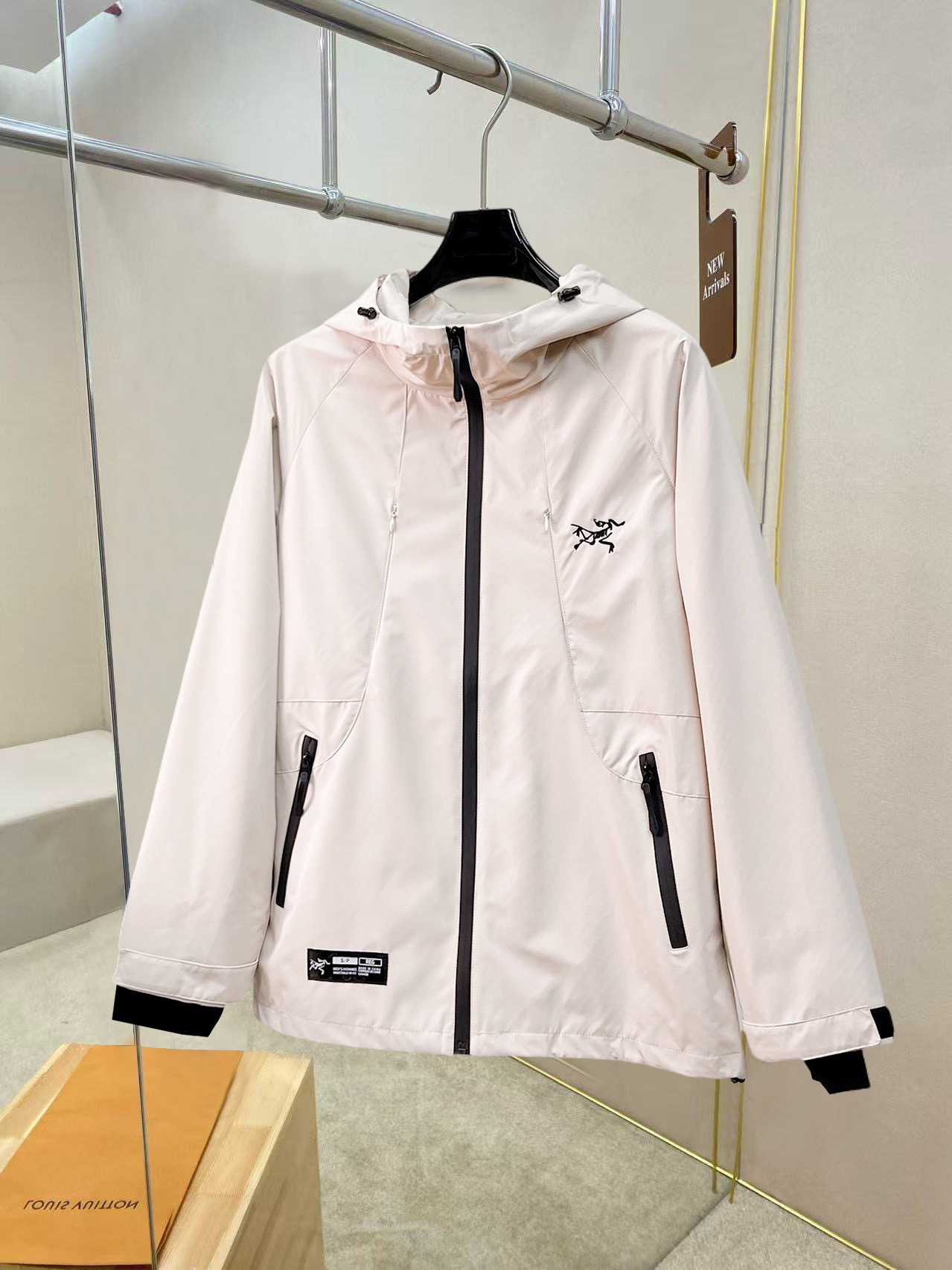 NO:527202,Archaeopteryx, the same style on the official website, complete three standards, and is released in advance. 2025ss autumn and winter new men's jacket, double-sided original single three standards, high-end version. Customized counter fabric, breathable and comfortable, impeccable details, brand element design concept, reflecting high quality. The feel is delicate and soft, presents casual cut, and the upper body style is superb. Number of sizes M~3XL,,arc'teryx,jackets & coats,jackets & coats,alexander wang19860909始祖鸟 官网同款,三标齐全,提前发售 2025ss秋冬新款男士夹克外套,双面穿原单三标齐全高端版本 专柜定制面料 透气舒适度高,细节无可挑剔,品牌元素设计理念,体现高品质.手感细腻柔软 呈现休闲裁剪,上身版型超赞 码数M～3XL,,arc'teryx,jackets & coats,jackets & coats,alexander wang,Men's clothing