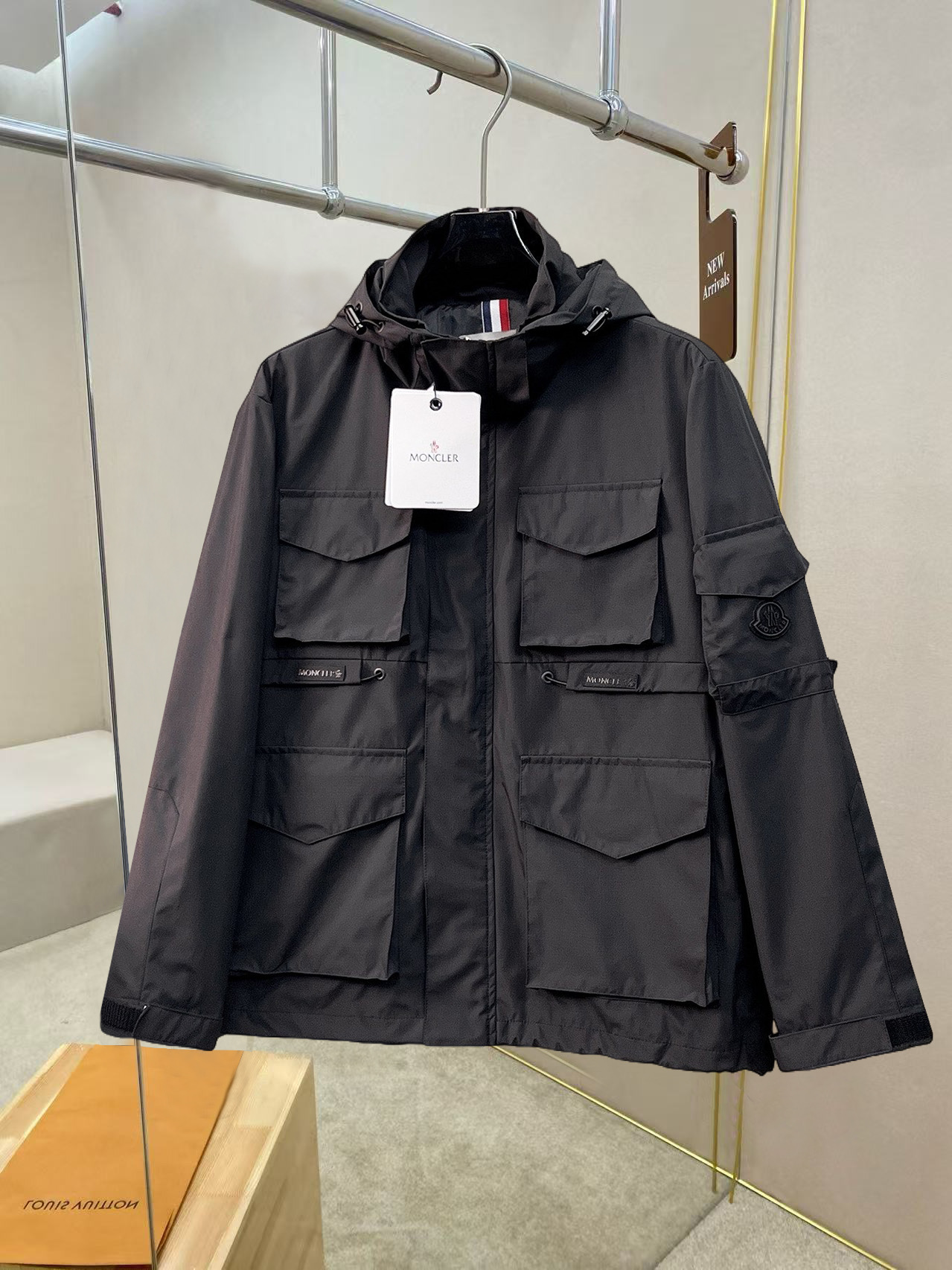 NO:527204,The same style on the official website, complete three standards, and is available in advance. The new men's jacket for autumn and winter 2025ss autumn and winter, double-sided original single three standards, high-end version. Customized counter fabrics, breathable and comfortable, impeccable details, brand elements design concept, reflect high quality. The feel is delicate and soft, presents casual cut, and the upper body style is superb. Number of sizes M~3XL,,,Moncler, jackets & coats, jackets & coats, alexander wang19860909蒙口 官网同款,三标齐全,提前发售 2025ss秋冬新款男士夹克外套,双面穿原单三标齐全高端版本 专柜定制面料 透气舒适度高,细节无可挑剔,品牌元素设计理念,体现高品质.手感细腻柔软 呈现休闲裁剪,上身版型超赞 码数M～3XL,,,Moncler,jackets & coats,jackets & coats,alexander wang,Men's clothing