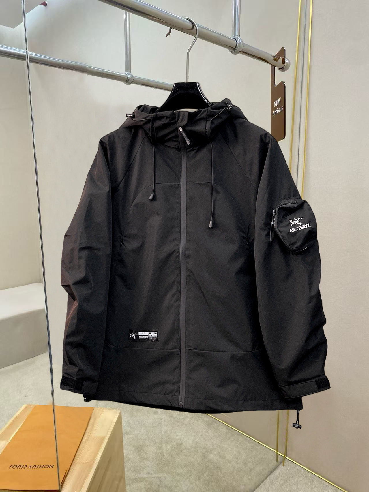 NO:527205,Archaeopteryx, the same style on the official website, complete three standards, and is released in advance. 2025ss autumn and winter new men's jacket, original single three standards, high-end version, customized counter fabric, breathable and comfortable, impeccable details, brand element design concept, reflecting high quality. The feel is delicate and soft, presents casual cut, and the upper body style is superb. Number of sizes M~3XL,,arc'teryx,jackets & coats,jackets & coats,alexander wang19860909始祖鸟 官网同款,三标齐全,提前发售 2025ss秋冬新款男士夹克外套,原单三标齐全高端版本 专柜定制面料 透气舒适度高,细节无可挑剔,品牌元素设计理念,体现高品质.手感细腻柔软 呈现休闲裁剪,上身版型超赞 码数M～3XL,,arc'teryx,jackets & coats,jackets & coats,alexander wang,Men's clothing