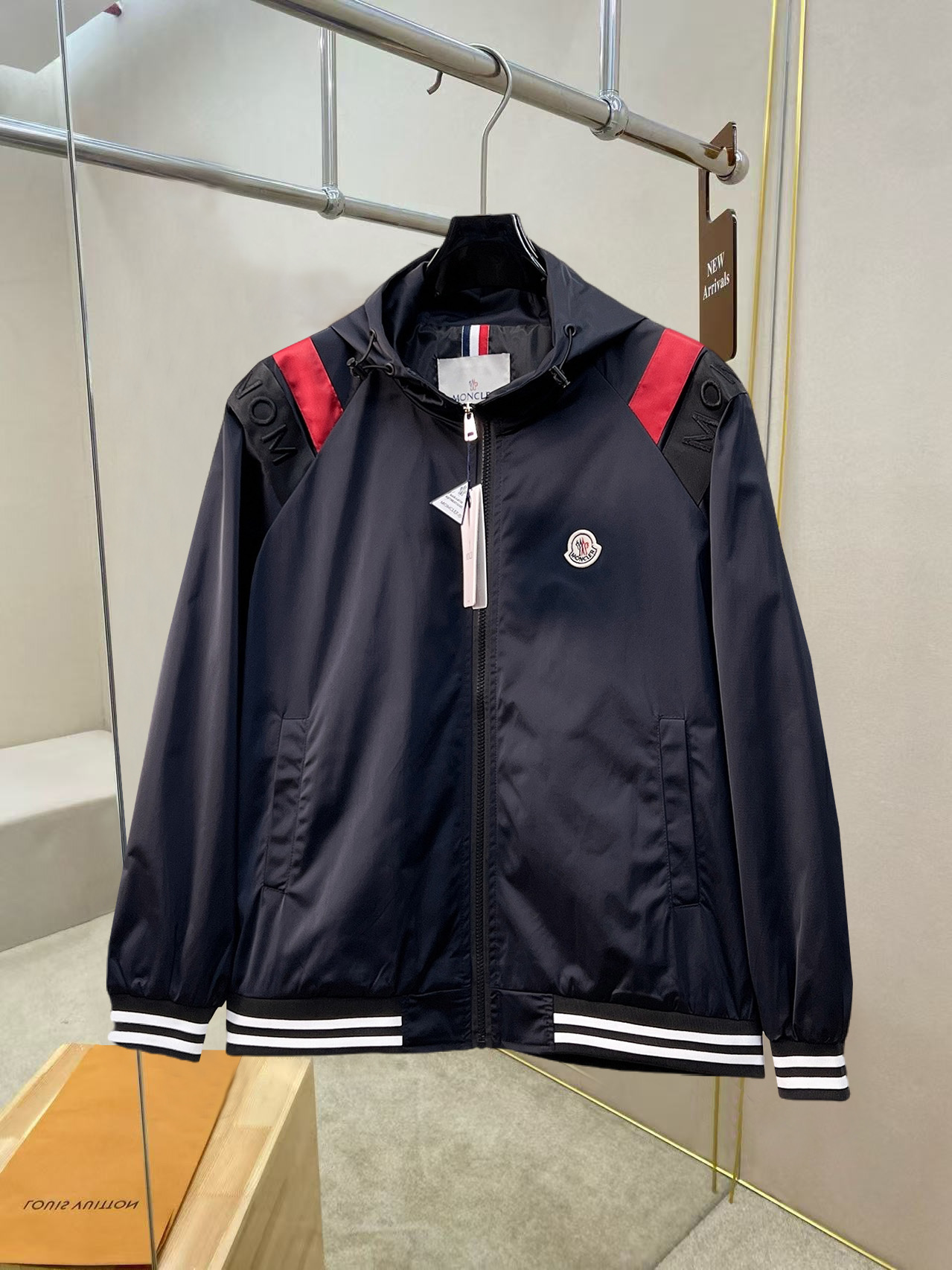 NO:527207,The same style on the official website, complete three standards, and is available in advance. The new men's jacket for autumn and winter 2025ss autumn and winter, double-sided original single three standards, high-end version. Customized counter fabrics, breathable and comfortable, impeccable details, brand elements design concept, reflect high quality. The feel is delicate and soft, presents casual cut, and the upper body style is superb. Number of sizes M~3XL,,,Moncler, jackets & coats, jackets & coats, alexander wang19860909蒙口 官网同款,三标齐全,提前发售 2025ss秋冬新款男士夹克外套,双面穿原单三标齐全高端版本 专柜定制面料 透气舒适度高,细节无可挑剔,品牌元素设计理念,体现高品质.手感细腻柔软 呈现休闲裁剪,上身版型超赞 码数M～3XL,,,Moncler,jackets & coats,jackets & coats,alexander wang,Men's clothing