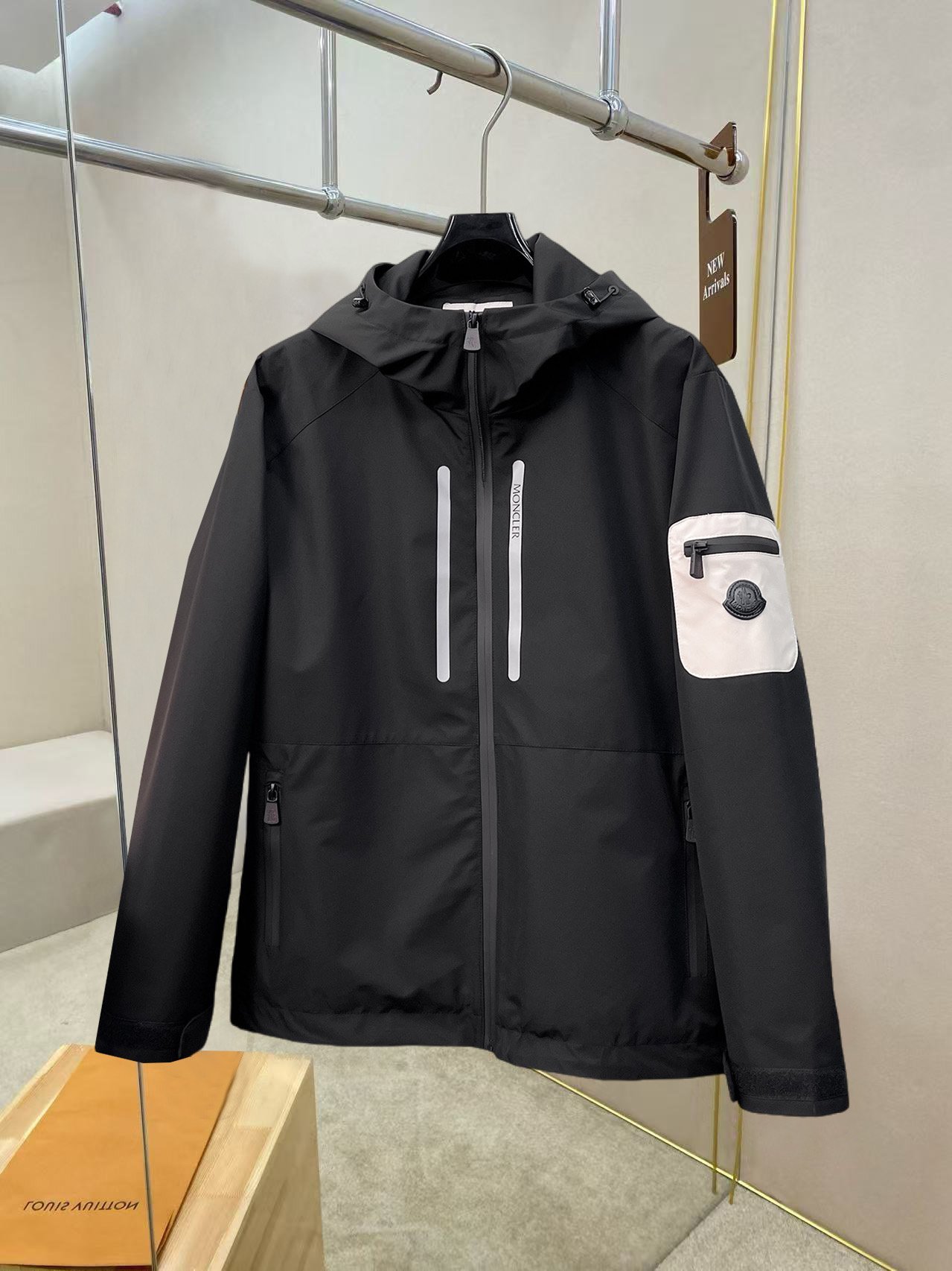 NO:527209,The same style on the official website of the hood, complete three standards, and is released in advance. The new men's jacket in autumn and winter, the original single three standards are complete and high-end version. Customized fabrics for counters, breathable and comfortable, impeccable details, brand elements design concept, reflecting high quality. The feel is delicate and soft, presenting casual cut, and the upper body style is superb. Number of sizes M~3XL,,,Moncler, jackets & coats, jackets & coats, alexander wang19860909蒙口官网同款,三标齐全,提前发售 2025ss秋冬新款男士夹克外套,原单三标齐全高端版本 专柜定制面料 透气舒适度高,细节无可挑剔,品牌元素设计理念,体现高品质.手感细腻柔软 呈现休闲裁剪,上身版型超赞 码数M～3XL,,,Moncler,jackets & coats,jackets & coats,alexander wang,Men's clothing