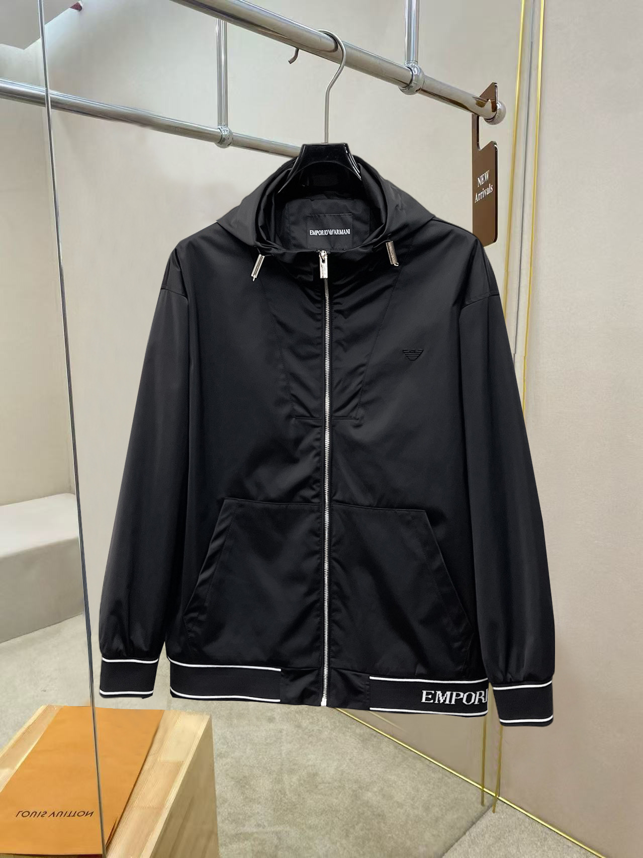 NO:527211,Armani official website has the same style, complete three standards, and is released in advance. 2025ss autumn and winter new men's jacket, original single three standards, high-end version, customized counter fabric, breathable and comfortable, impeccable details, brand element design concept, reflecting high quality. The feel is delicate and soft, presents casual cut, and the upper body style is superb. Number of sizes M~3XL,,,armani, jackets & coats, jackets & coats, alexander wang19860909阿玛尼官网同款,三标齐全,提前发售 2025ss秋冬新款男士夹克外套,原单三标齐全高端版本 专柜定制面料 透气舒适度高,细节无可挑剔,品牌元素设计理念,体现高品质.手感细腻柔软 呈现休闲裁剪,上身版型超赞 码数M～3XL,,,armani,jackets & coats,jackets & coats,alexander wang,Men's clothing