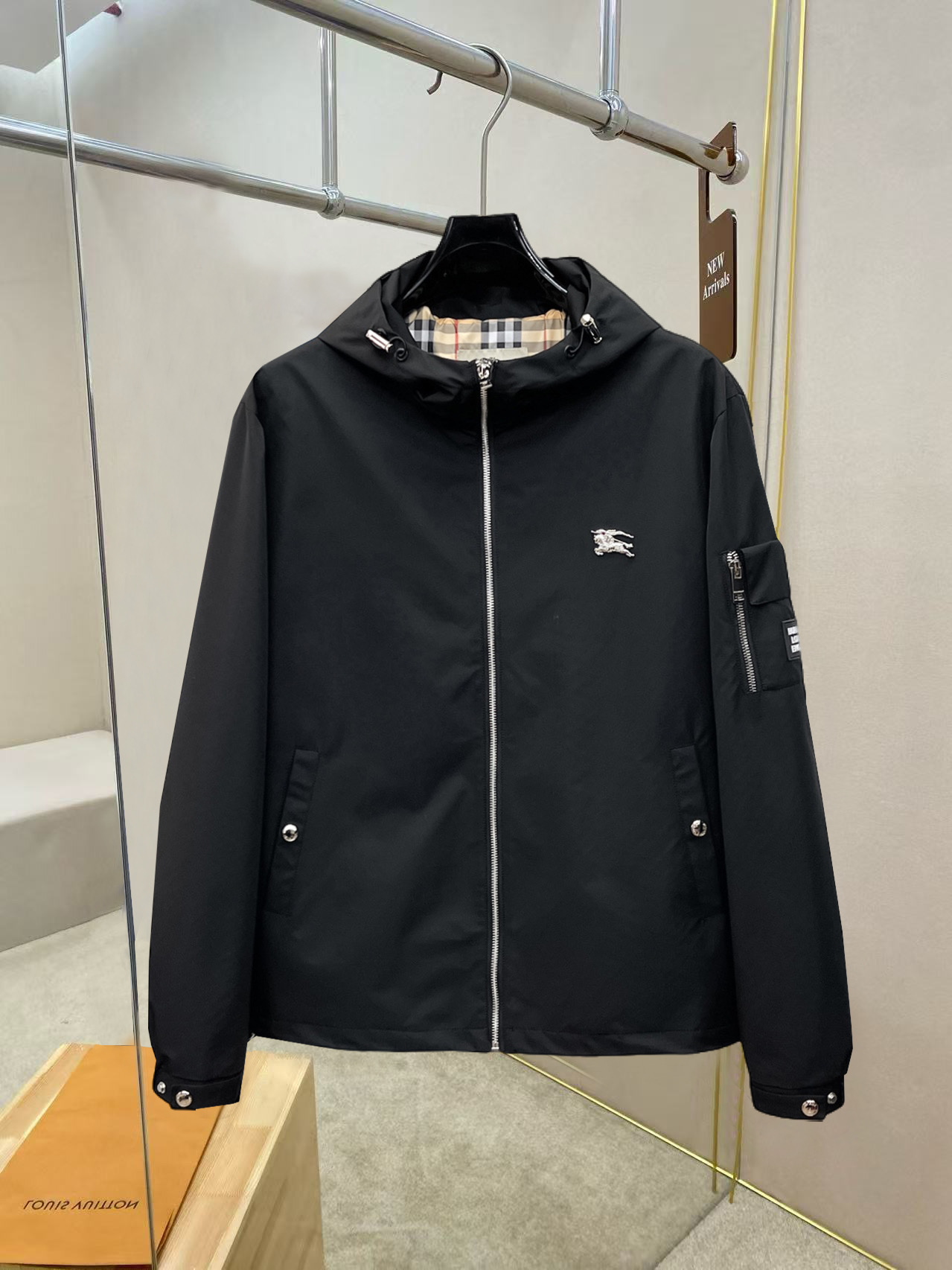 NO:527198,Burberry's official website has the same style, complete three standards, and is released in advance. 2025ss autumn and winter new men's jacket, original single three standards, high-end version, customized counter fabric, breathable and comfortable, impeccable details, brand element design concept, reflecting high quality. The feel is delicate and soft, presents casual cut, and the upper body style is superb. Number of sizes M~3XL,,,burberry, jackets & coats, jackets & coats, alexander wang19860909巴宝莉官网同款,三标齐全,提前发售 2025ss秋冬新款男士夹克外套,原单三标齐全高端版本 专柜定制面料 透气舒适度高,细节无可挑剔,品牌元素设计理念,体现高品质.手感细腻柔软 呈现休闲裁剪,上身版型超赞 码数M～3XL,,,burberry,jackets & coats,jackets & coats,alexander wang,Men's clothing