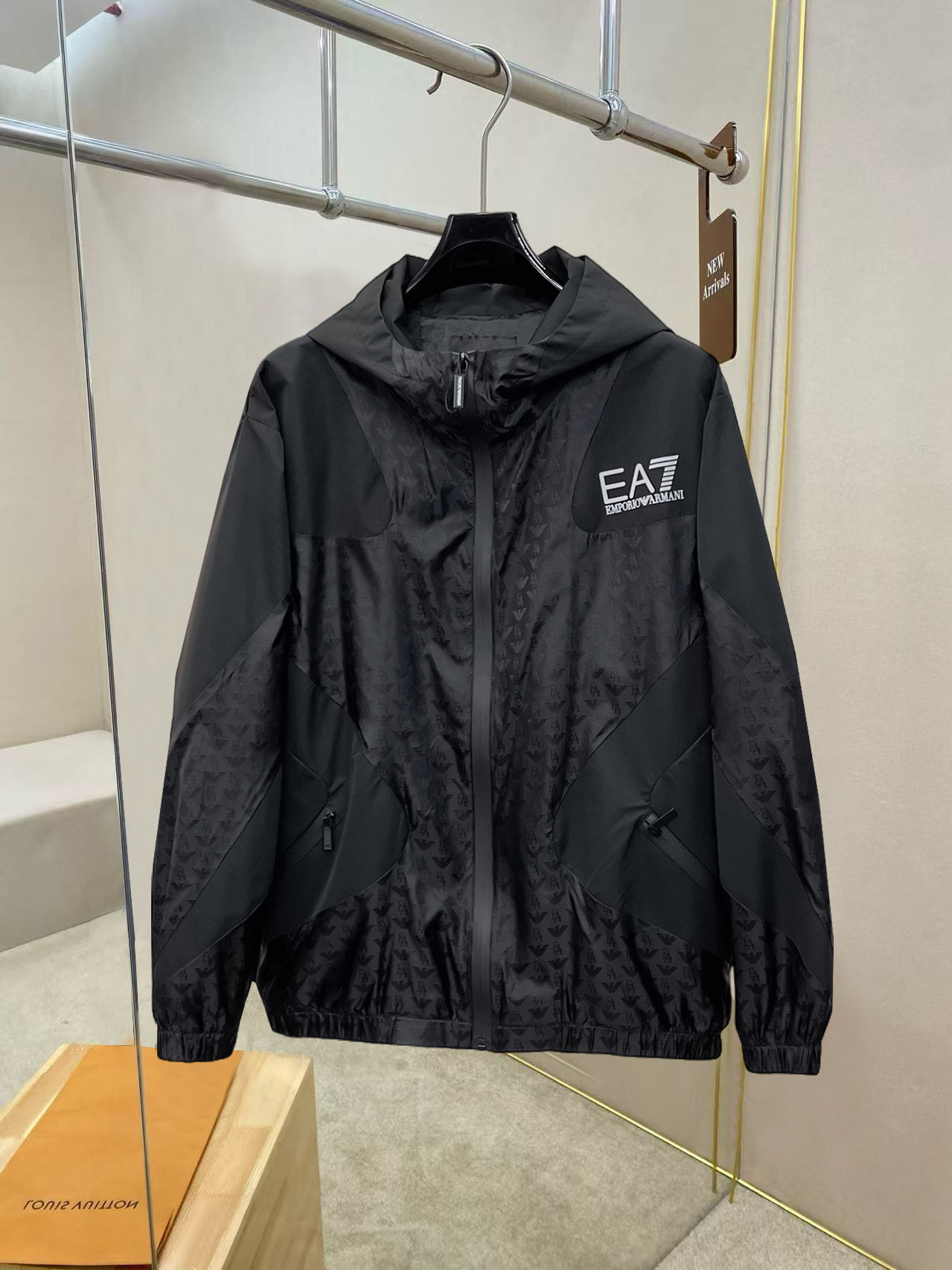 NO:527200,Armani's official website, complete three standards, released in advance. 2025ss autumn and winter new men's jacket, original single three standards, high-end version, customized counter fabric, breathable and comfortable, impeccable details, brand element design concept, reflecting high quality. The feel is delicate and soft, presents casual cut, and the upper body style is superb. Number of sizes M~3XL,,,armani, jackets & coats, jackets & coats, alexander wang19860909阿玛尼 官网同款,三标齐全,提前发售 2025ss秋冬新款男士夹克外套,原单三标齐全高端版本 专柜定制面料 透气舒适度高,细节无可挑剔,品牌元素设计理念,体现高品质.手感细腻柔软 呈现休闲裁剪,上身版型超赞 码数M～3XL,,,armani,jackets & coats,jackets & coats,alexander wang,Men's clothing