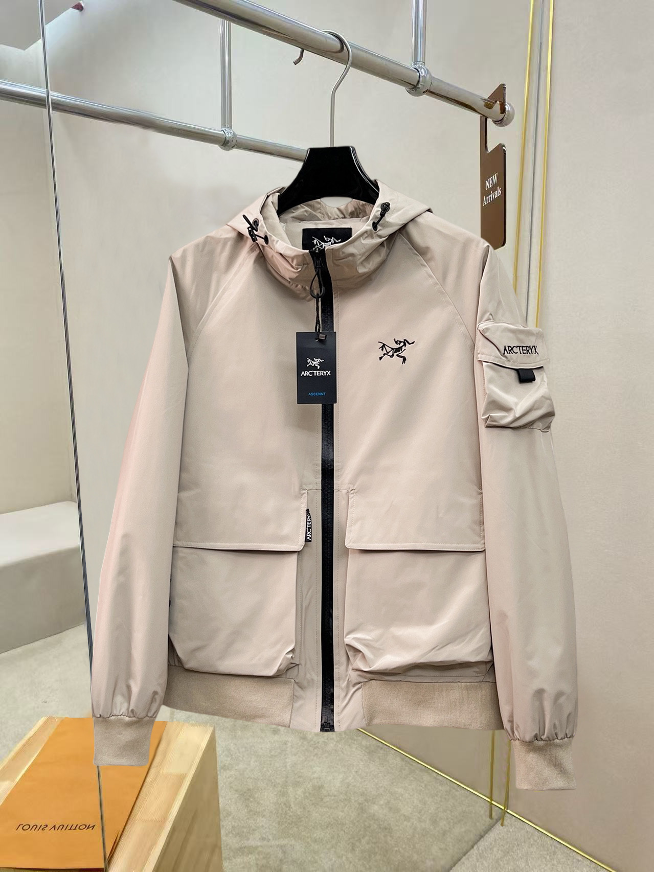 NO:527201,Archaeopteryx, the same style on the official website, complete three standards, and is released in advance. 2025 autumn and winter new men's jacket, original single three standards, high-end version, customized counter fabric, breathable and comfortable, impeccable details, brand element design concept, reflecting high quality. The feel is delicate and soft, presents casual cut, and the upper body style is superb. Number of sizes M~3XL, arc'teryx, jackets & coats, jackets & coats, alexander wang19860909始祖鸟 官网同款,三标齐全,提前发售 2025秋冬新款男士夹克外套, 原单三标齐全高端版本 专柜定制面料 透气舒适度高,细节无可挑剔,品牌元素设计理念,体现高品质.手感细腻柔软 呈现休闲裁剪,上身版型超赞 码数M～3XL,arc'teryx,jackets & coats,jackets & coats,alexander wang,Men's clothing