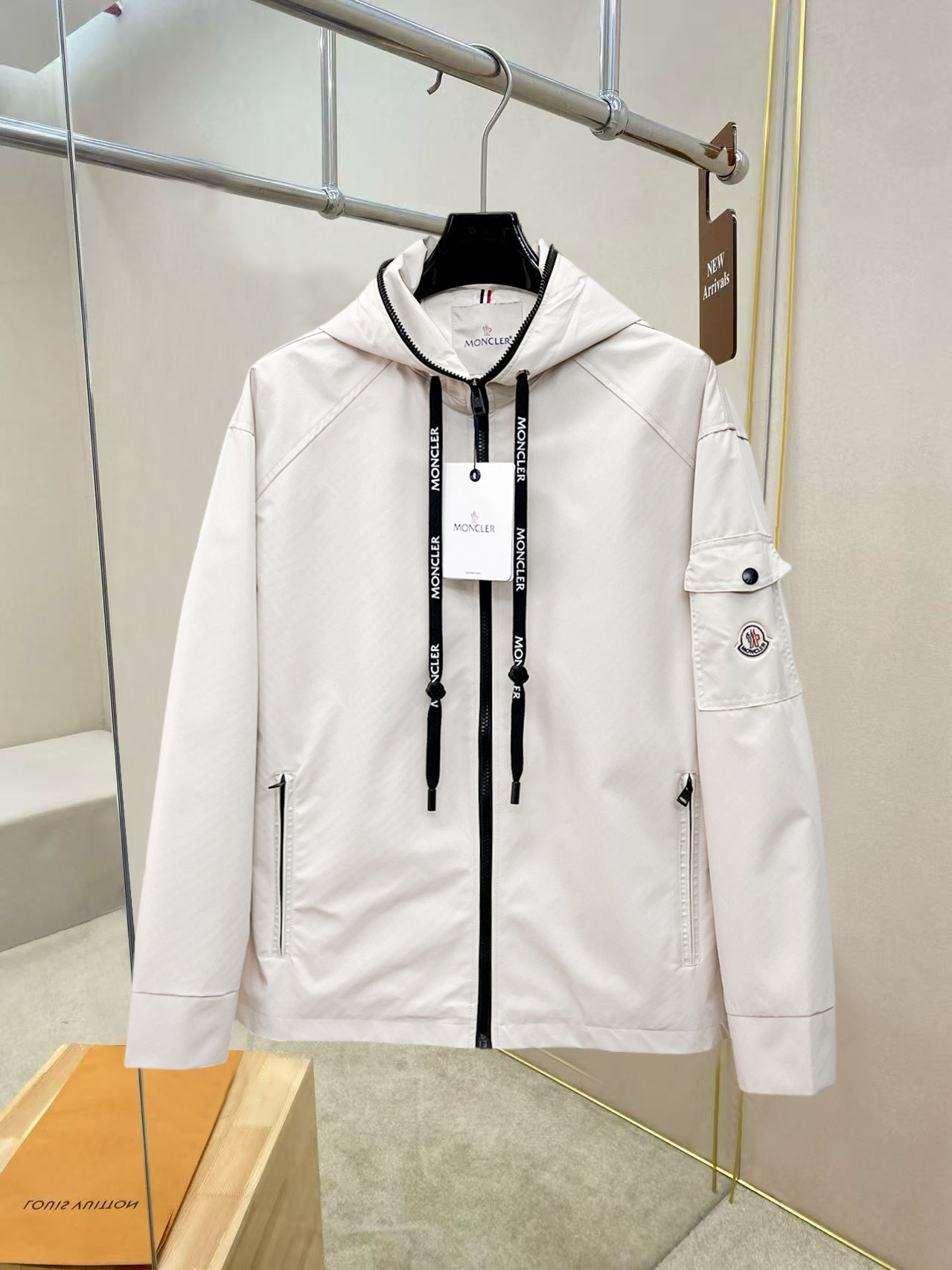 NO:527203,The same style on the official website of the hood, complete three standards, and is released in advance. The new men's jacket in autumn and winter, the original single three standards are complete and high-end version. Customized fabrics for counters, breathable and comfortable, impeccable details, brand elements design concept, reflecting high quality. The feel is delicate and soft, presenting casual cut, and the upper body style is superb. Number of sizes M~3XL,,,Moncler, jackets & coats, jackets & coats, alexander wang19860909蒙口官网同款,三标齐全,提前发售 2025ss秋冬新款男士夹克外套,原单三标齐全高端版本 专柜定制面料 透气舒适度高,细节无可挑剔,品牌元素设计理念,体现高品质.手感细腻柔软 呈现休闲裁剪,上身版型超赞 码数M～3XL,,,Moncler,jackets & coats,jackets & coats,alexander wang,Men's clothing