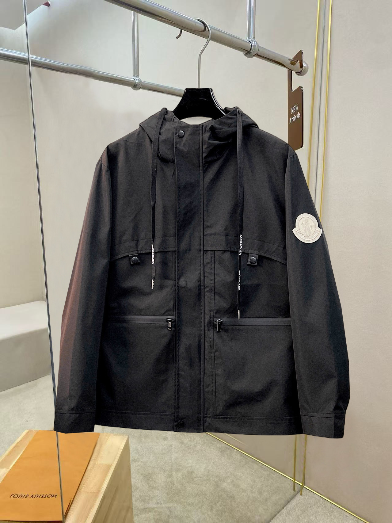 NO:527206,The same style on the official website, complete three standards, and is available in advance. The new men's jacket for autumn and winter 2025ss autumn and winter, double-sided original single three standards, high-end version. Customized counter fabrics, breathable and comfortable, impeccable details, brand elements design concept, reflect high quality. The feel is delicate and soft, presents casual cut, and the upper body style is superb. Number of sizes M~3XL,,,Moncler, jackets & coats, jackets & coats, alexander wang19860909蒙口 官网同款,三标齐全,提前发售 2025ss秋冬新款男士夹克外套,双面穿原单三标齐全高端版本 专柜定制面料 透气舒适度高,细节无可挑剔,品牌元素设计理念,体现高品质.手感细腻柔软 呈现休闲裁剪,上身版型超赞 码数M～3XL,,,Moncler,jackets & coats,jackets & coats,alexander wang,Men's clothing