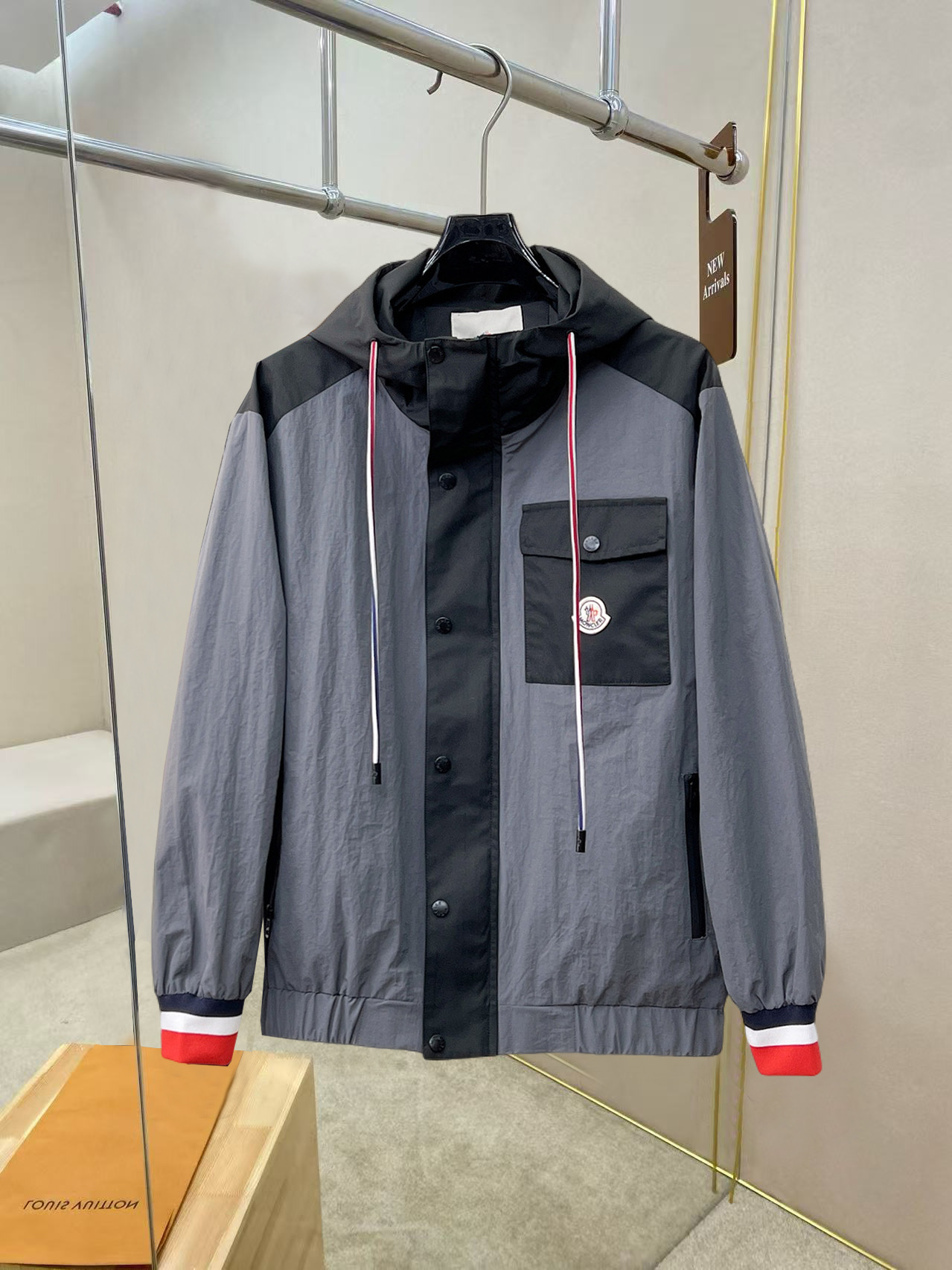 NO:526062,The same style on the official website of the hood, complete three standards, and is released in advance. The new men's jacket in autumn and winter, the original single three standards are complete and high-end version. Customized fabrics for counters, breathable and comfortable, impeccable details, brand elements design concept, reflecting high quality. The feel is delicate and soft, presenting casual cut, and the upper body style is superb. Number of sizes M~3XL,,,Moncler, jackets & coats, jackets & coats, alexander wang19860909蒙口官网同款,三标齐全,提前发售 2025ss秋冬新款男士夹克外套,原单三标齐全高端版本 专柜定制面料 透气舒适度高,细节无可挑剔,品牌元素设计理念,体现高品质.手感细腻柔软 呈现休闲裁剪,上身版型超赞 码数M～3XL,,,Moncler,jackets & coats,jackets & coats,alexander wang,Men's clothing