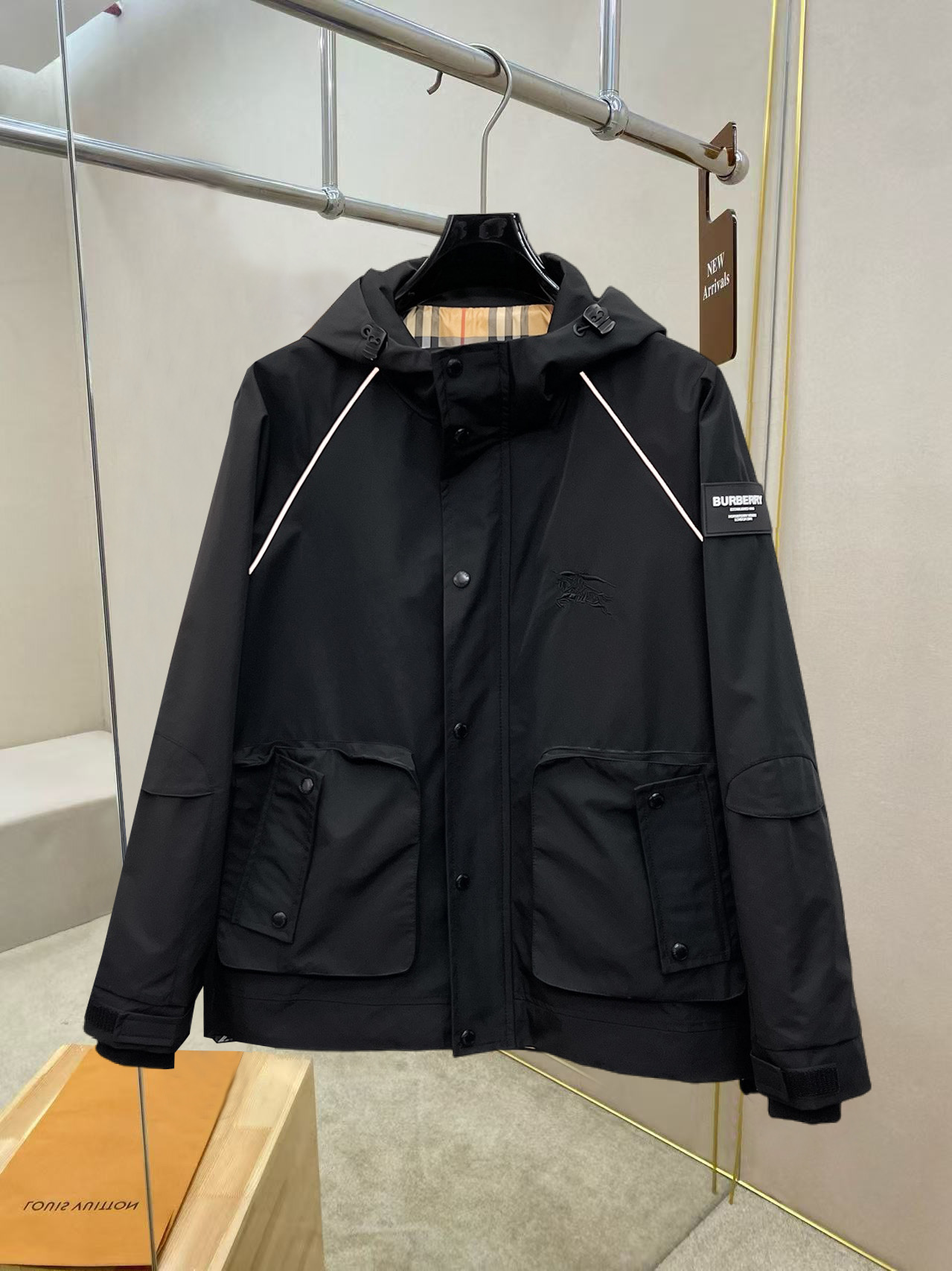 NO:526065,Burberry's official website has the same style, complete three standards, and is released in advance. 2025ss autumn and winter new men's jacket, original single three standards, high-end version, customized counter fabric, breathable and comfortable, impeccable details, brand element design concept, reflecting high quality. The feel is delicate and soft, presents casual cut, and the upper body style is superb. Number of sizes M~3XL,,,burberry, jackets & coats, jackets & coats, alexander wang19860909巴宝莉官网同款,三标齐全,提前发售 2025ss秋冬新款男士夹克外套,原单三标齐全高端版本 专柜定制面料 透气舒适度高,细节无可挑剔,品牌元素设计理念,体现高品质.手感细腻柔软 呈现休闲裁剪,上身版型超赞 码数M～3XL,,,burberry,jackets & coats,jackets & coats,alexander wang,Men's clothing