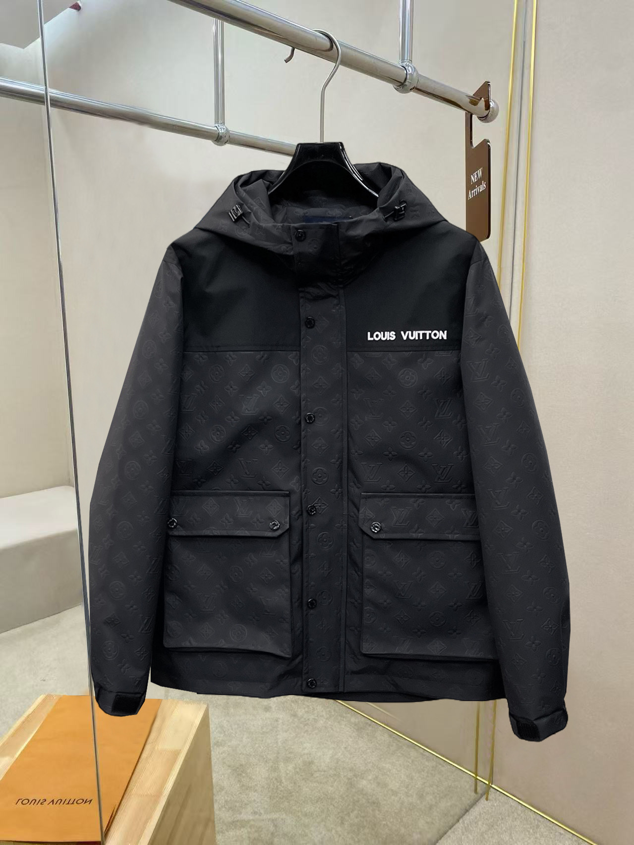 NO:526068,The same style on the official website of LV, complete three standards, and is released in advance. 2025ss autumn and winter new men's jacket, original single three standards, high-end version, customized counter fabric, breathable and comfortable, impeccable details, brand element design concept, reflecting high quality. The feel is delicate and soft, presents casual cut, and the upper body style is superb. Number of sizes M~3XL,,,louis vuitton, jackets & coats, jackets & coats, alexander wang19860909LV官网同款,三标齐全,提前发售 2025ss秋冬新款男士夹克外套,原单三标齐全高端版本 专柜定制面料 透气舒适度高,细节无可挑剔,品牌元素设计理念,体现高品质.手感细腻柔软 呈现休闲裁剪,上身版型超赞 码数M～3XL,,,louis vuitton,jackets & coats,jackets & coats,alexander wang,Men's clothing