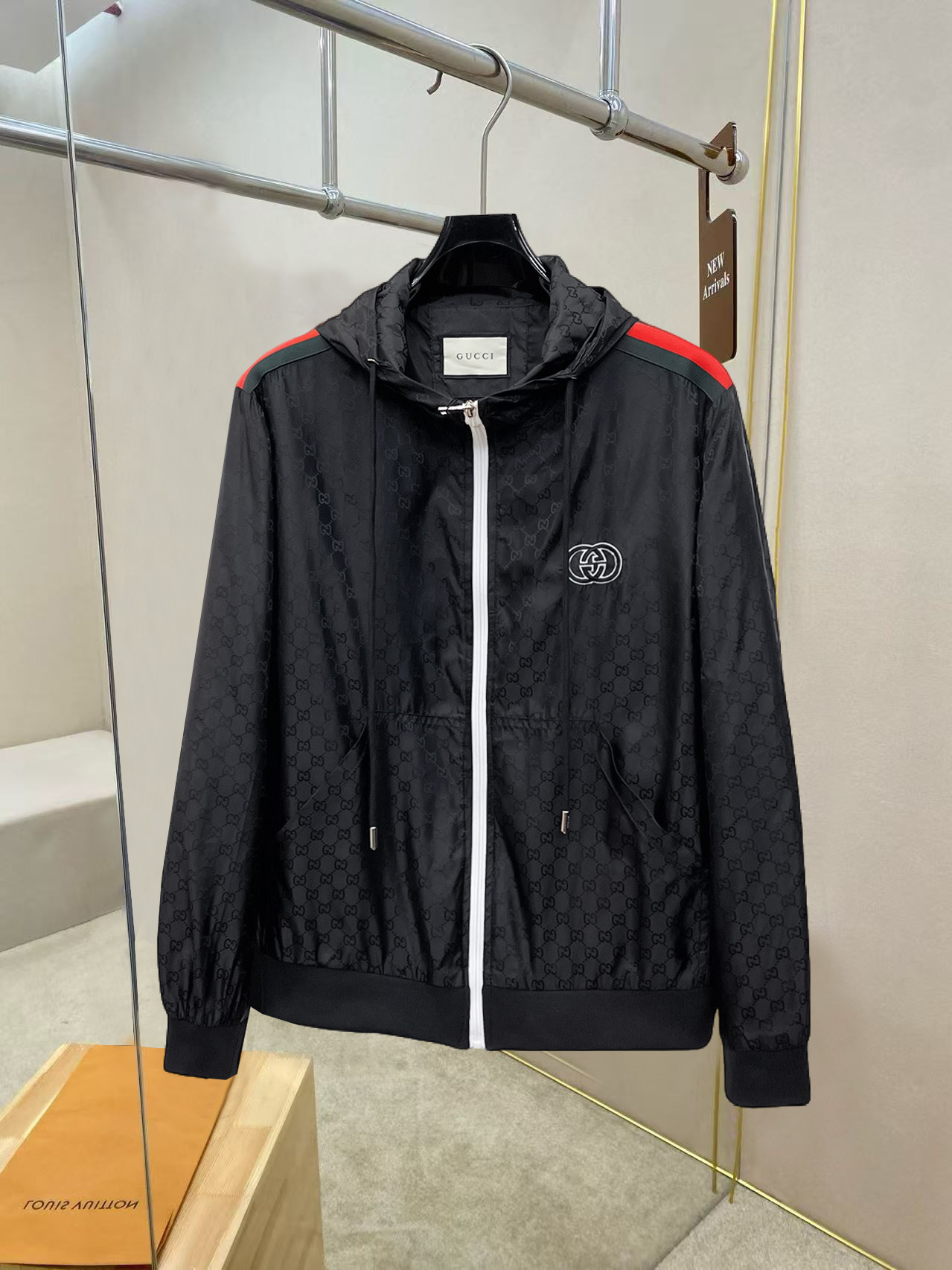 NO:526071,The same style on the official website of Guqi, complete three standards, and is released in advance. 2025ss autumn and winter new men's jacket, original single three standards, high-end version, customized counter fabric, breathable and comfortable, impeccable details, brand element design concept, reflecting high quality. The feel is delicate and soft, presents casual cut, and the upper body style is superb. Number of sizes M~3XL,,, jackets & coats, jackets & coats, alexander wang19860909古奇官网同款,三标齐全,提前发售 2025ss秋冬新款男士夹克外套,原单三标齐全高端版本 专柜定制面料 透气舒适度高,细节无可挑剔,品牌元素设计理念,体现高品质.手感细腻柔软 呈现休闲裁剪,上身版型超赞 码数M～3XL,,,jackets & coats,jackets & coats,alexander wang,Men's clothing