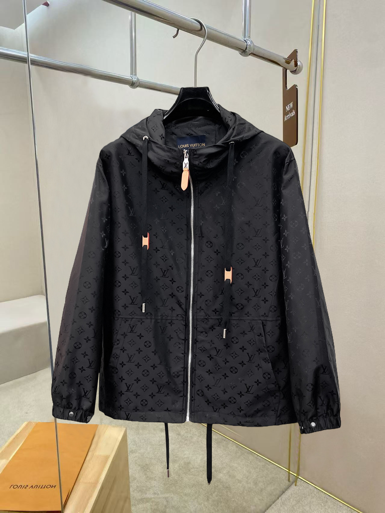 NO:526074,The same style on the official website of LV, complete three standards, and is released in advance. 2025ss autumn and winter new men's jacket, original single three standards, high-end version, customized counter fabric, breathable and comfortable, impeccable details, brand element design concept, reflecting high quality. The feel is delicate and soft, presents casual cut, and the upper body style is superb. Number of sizes M~3XL,,,louis vuitton, jackets & coats, jackets & coats, alexander wang19860909LV官网同款,三标齐全,提前发售 2025ss秋冬新款男士夹克外套,原单三标齐全高端版本 专柜定制面料 透气舒适度高,细节无可挑剔,品牌元素设计理念,体现高品质.手感细腻柔软 呈现休闲裁剪,上身版型超赞 码数M～3XL,,,louis vuitton,jackets & coats,jackets & coats,alexander wang,Men's clothing