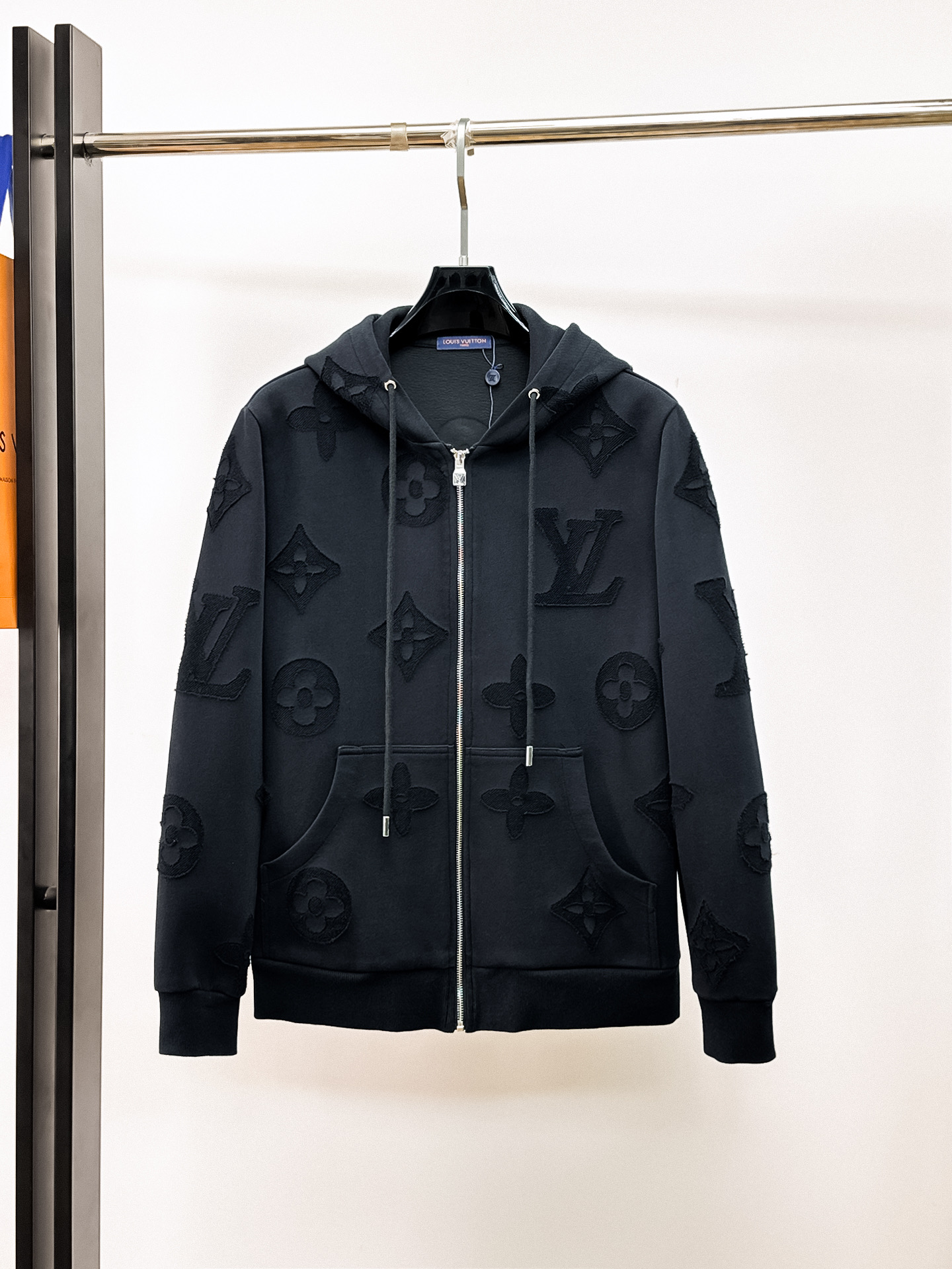 NO:731999,Same style as the LV official website, complete with three labels, on sale in advance. 2025ss new autumn and winter men's jackets, complete with three labels, high-end version of the original order. Custom-made fabrics at the counter. Highly breathable and comfortable, impeccable details, brand element design concept, reflecting high quality. Delicate and soft feel. Casual tailoring, excellent upper body size. Size M～3XL,,, Louis Vuitton,jackets & coats,jackets & coats,19860909LV 官网同款,三标齐全,提前发售 2025ss秋冬新款男士夹克外套,原单三标齐全高端版本 专柜定制面料 透气舒适度高,细节无可挑剔,品牌元素设计理念,体现高品质.手感细腻柔软 呈现休闲裁剪,上身版型超赞 码数M～3XL,,,louis vuitton,jackets & coats,jackets & coats,,Men's clothing