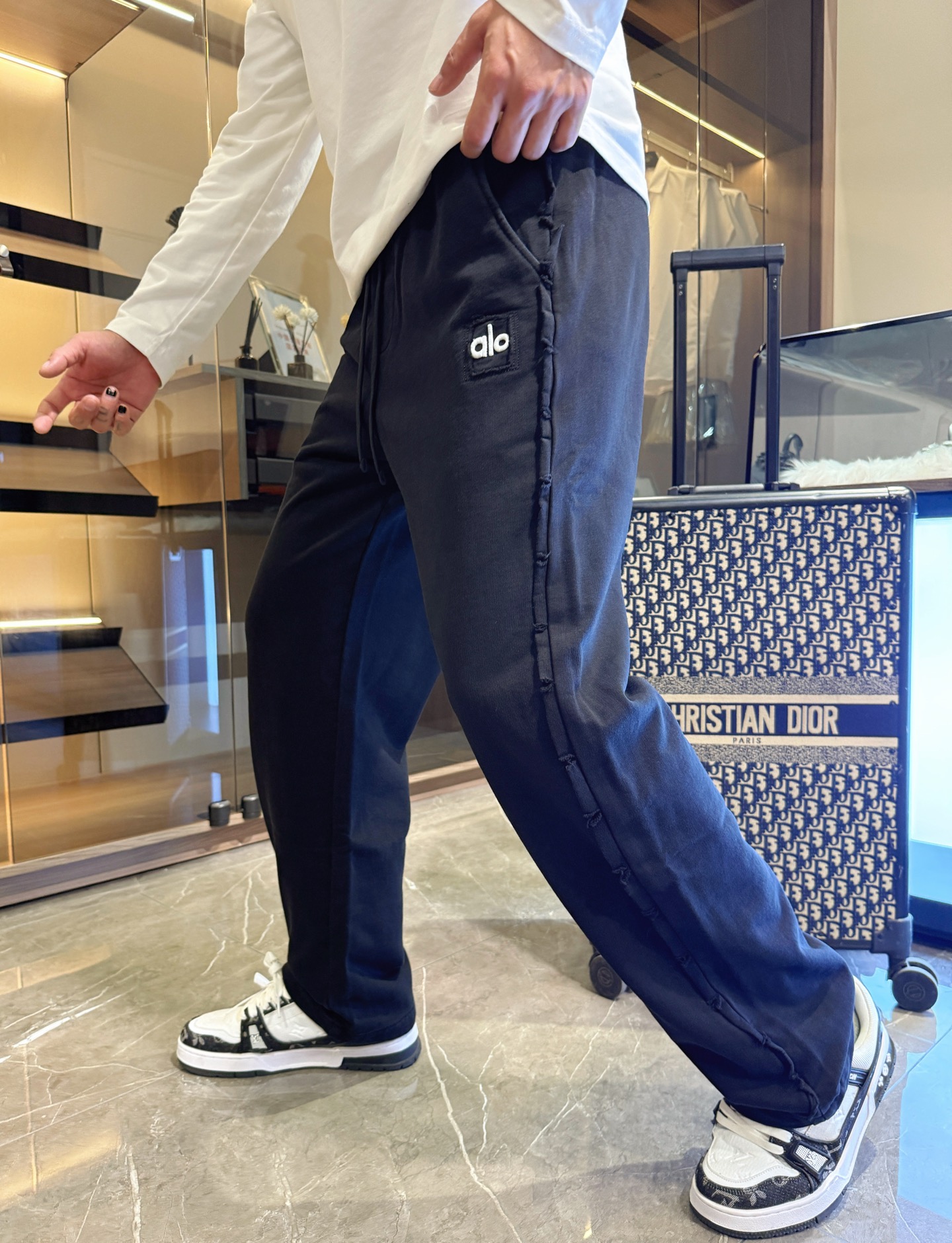 NO:526124,alo2025 autumn and winter new casual pants!  The official website is released simultaneously. The brand's classic LOGO casual pants, customized fabric, excellent comfort, strong hand touch. Extremely recognizable, perfect quality craftsmanship. Size M-3XL, alexander wang19860909alo2025秋冬新款休闲裤！官网同步发售.品牌经典LOGO休闲裤 ,定制面料,舒适度极好,手触感强烈.辨识度极高,完美品相工艺. 尺码M-3XL,,alexander wang,Men's clothing