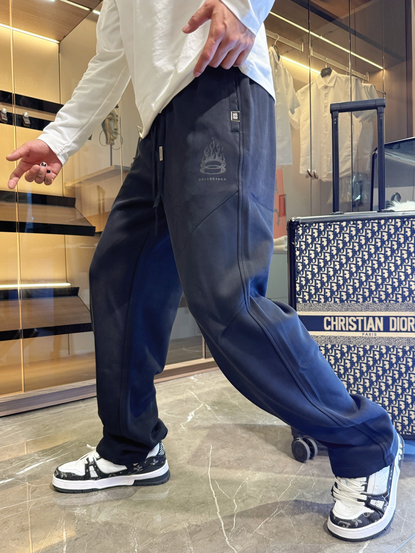 NO:526083,Balenciaga 2025 autumn and winter new casual pants!  The official website is released simultaneously. The brand's classic LOGO casual pants, customized fabric, excellent comfort, strong hand touch. Extremely recognizable, perfect quality craftsmanship. Size M-3XL, balenciaga, alexander wang19860909巴黎世家2025秋冬新款休闲裤！官网同步发售.品牌经典LOGO休闲裤 ,定制面料,舒适度极好,手触感强烈.辨识度极高,完美品相工艺. 尺码M-3XL,,balenciaga,alexander wang,Men's clothing