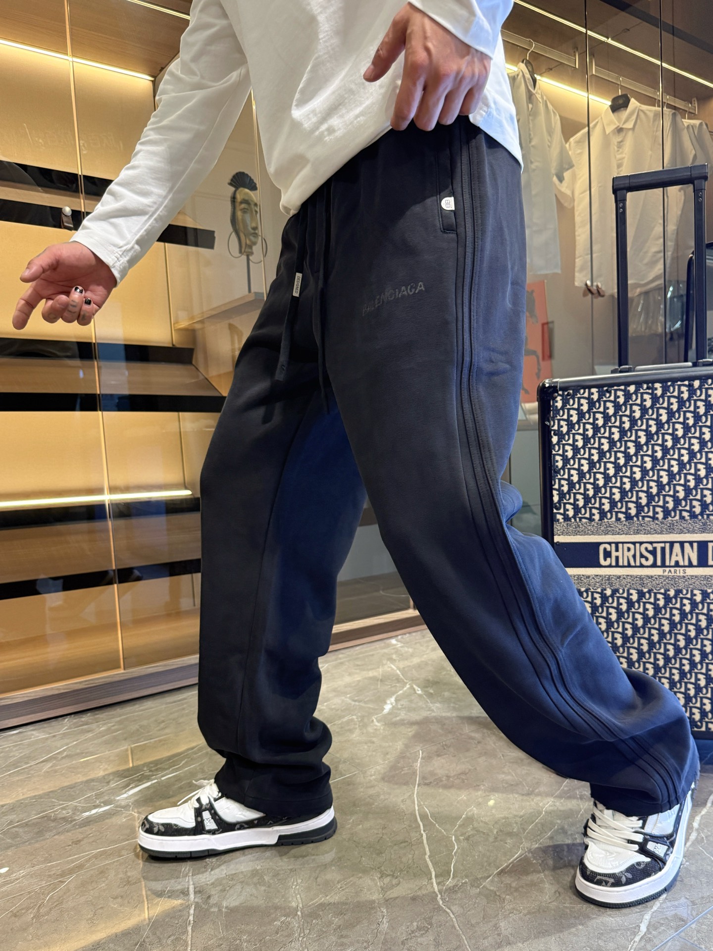 NO:526095,Balenciaga 2025 autumn and winter new casual pants!  The official website is released simultaneously. The brand's classic LOGO casual pants, customized fabric, excellent comfort, strong hand touch. Extremely recognizable, perfect quality craftsmanship. Size M-3XL, balenciaga, alexander wang19860909巴黎世家 2025秋冬新款休闲裤！官网同步发售.品牌经典LOGO休闲裤 ,定制面料,舒适度极好,手触感强烈.辨识度极高,完美品相工艺. 尺码M-3XL,,balenciaga,alexander wang,Men's clothing