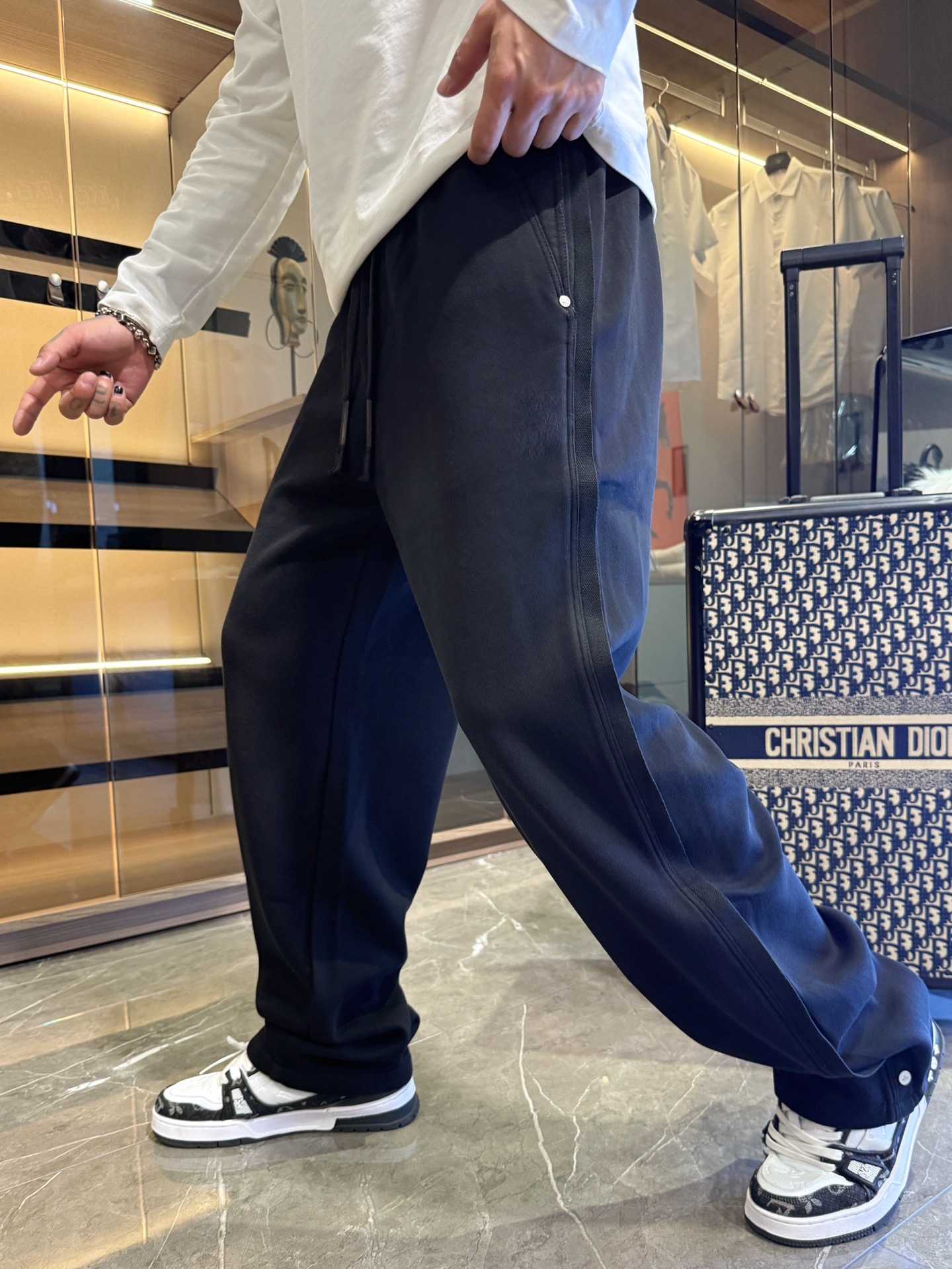 NO:526100,Balenciaga 2025 autumn and winter new casual pants!  The official website is released simultaneously. The brand's classic LOGO casual pants, customized fabric, excellent comfort, strong hand touch. Extremely recognizable, perfect quality craftsmanship. Size M-3XL, balenciaga, alexander wang19860909巴黎世家2025秋冬新款休闲裤！官网同步发售.品牌经典LOGO休闲裤 ,定制面料,舒适度极好,手触感强烈.辨识度极高,完美品相工艺. 尺码M-3XL,,balenciaga,alexander wang,Men's clothing