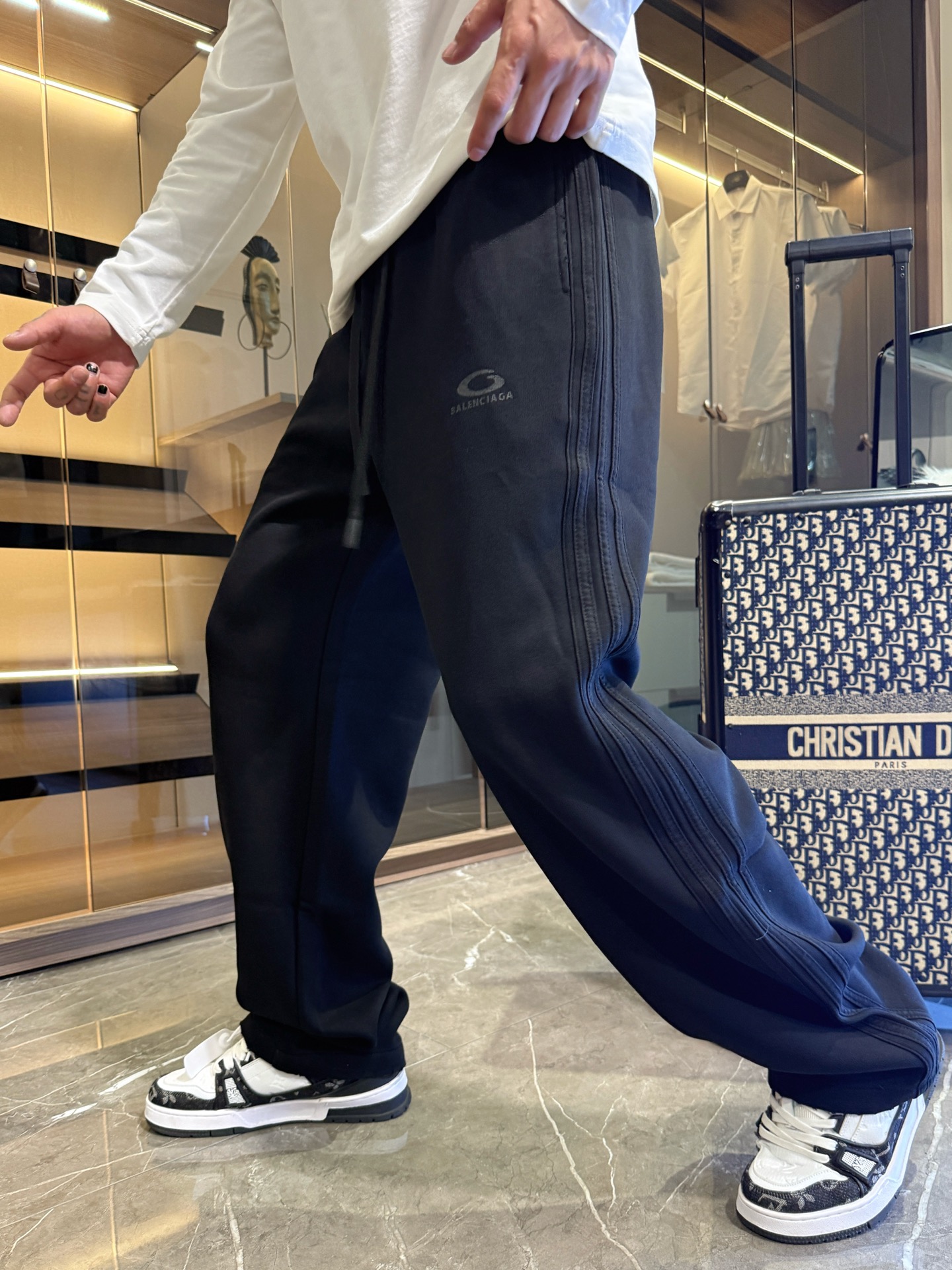 NO:526088,Balenciaga 2025 autumn and winter new casual pants!  The official website is released simultaneously. The brand's classic LOGO casual pants, customized fabric, excellent comfort, strong hand touch. Extremely recognizable, perfect quality craftsmanship. Size M-3XL, balenciaga, alexander wang19860909巴黎世家2025秋冬新款休闲裤！官网同步发售.品牌经典LOGO休闲裤 ,定制面料,舒适度极好,手触感强烈.辨识度极高,完美品相工艺. 尺码M-3XL,,balenciaga,alexander wang,Men's clothing