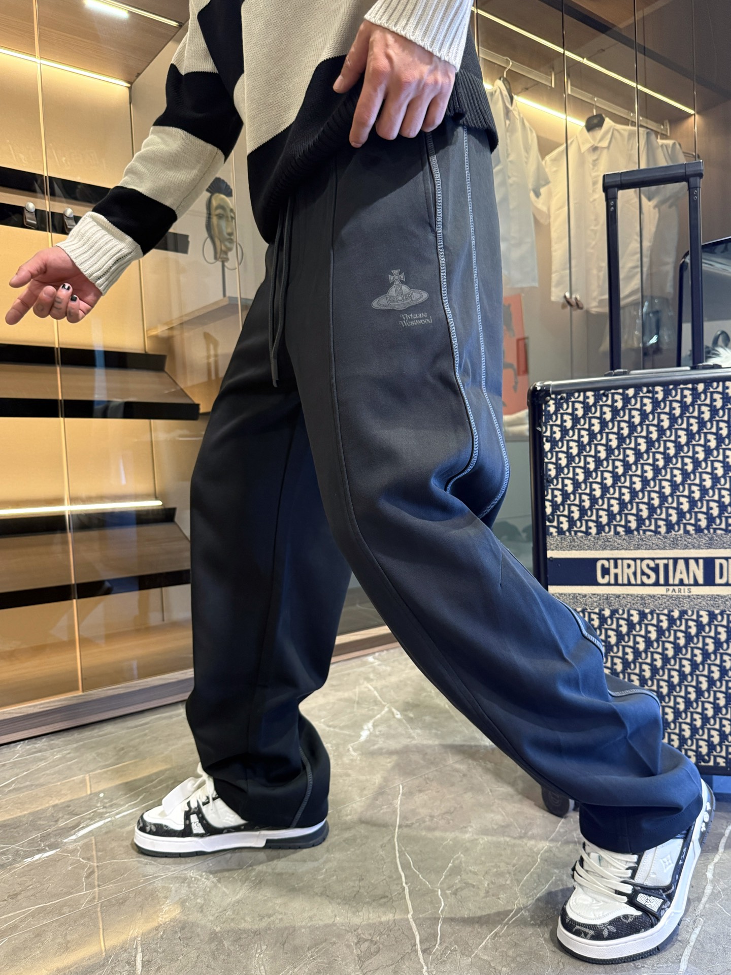 NO:526091,Queen Mother Cinnamon 2025 autumn and winter new casual pants!  The official website is released simultaneously. The brand's classic LOGO casual pants, customized fabric, excellent comfort, strong hand touch. Extremely recognizable, perfect quality craftsmanship. Size M-3XL, alexander wang19860909西太后2025秋冬新款休闲裤！官网同步发售.品牌经典LOGO休闲裤 ,定制面料,舒适度极好,手触感强烈.辨识度极高,完美品相工艺. 尺码M-3XL,,alexander wang,Men's clothing