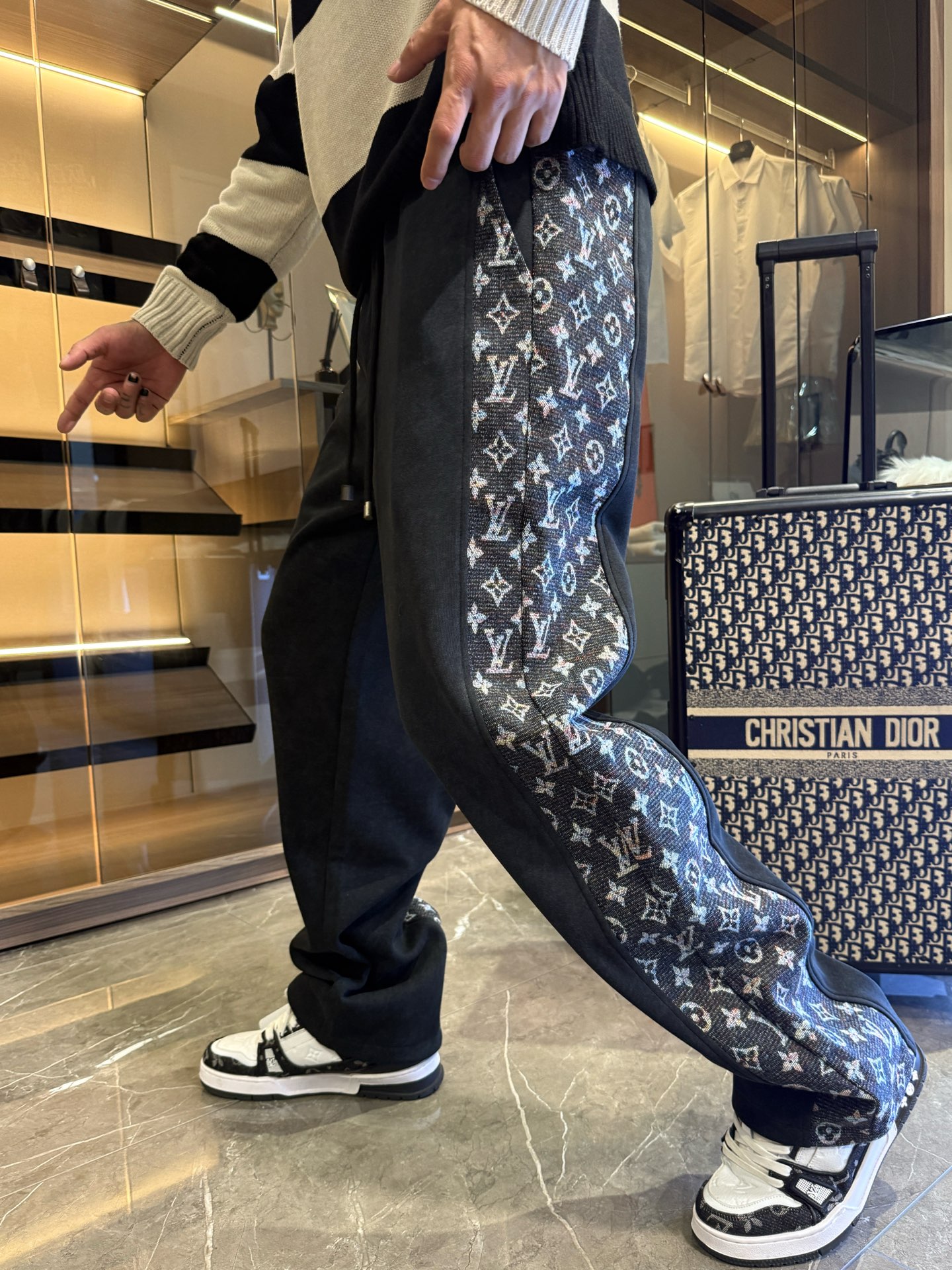 NO:526127,LV2025 autumn and winter new casual pants!  The official website is released simultaneously. The brand's classic LOGO casual pants, customized fabric, excellent comfort, strong hand touch. Extremely recognizable, perfect quality craftsmanship. Size M-3XL,,louis vuitton,alexander wang19860909LV2025秋冬新款休闲裤！官网同步发售.品牌经典LOGO休闲裤 ,定制面料,舒适度极好,手触感强烈.辨识度极高,完美品相工艺. 尺码M-3XL,,louis vuitton,alexander wang,Men's clothing