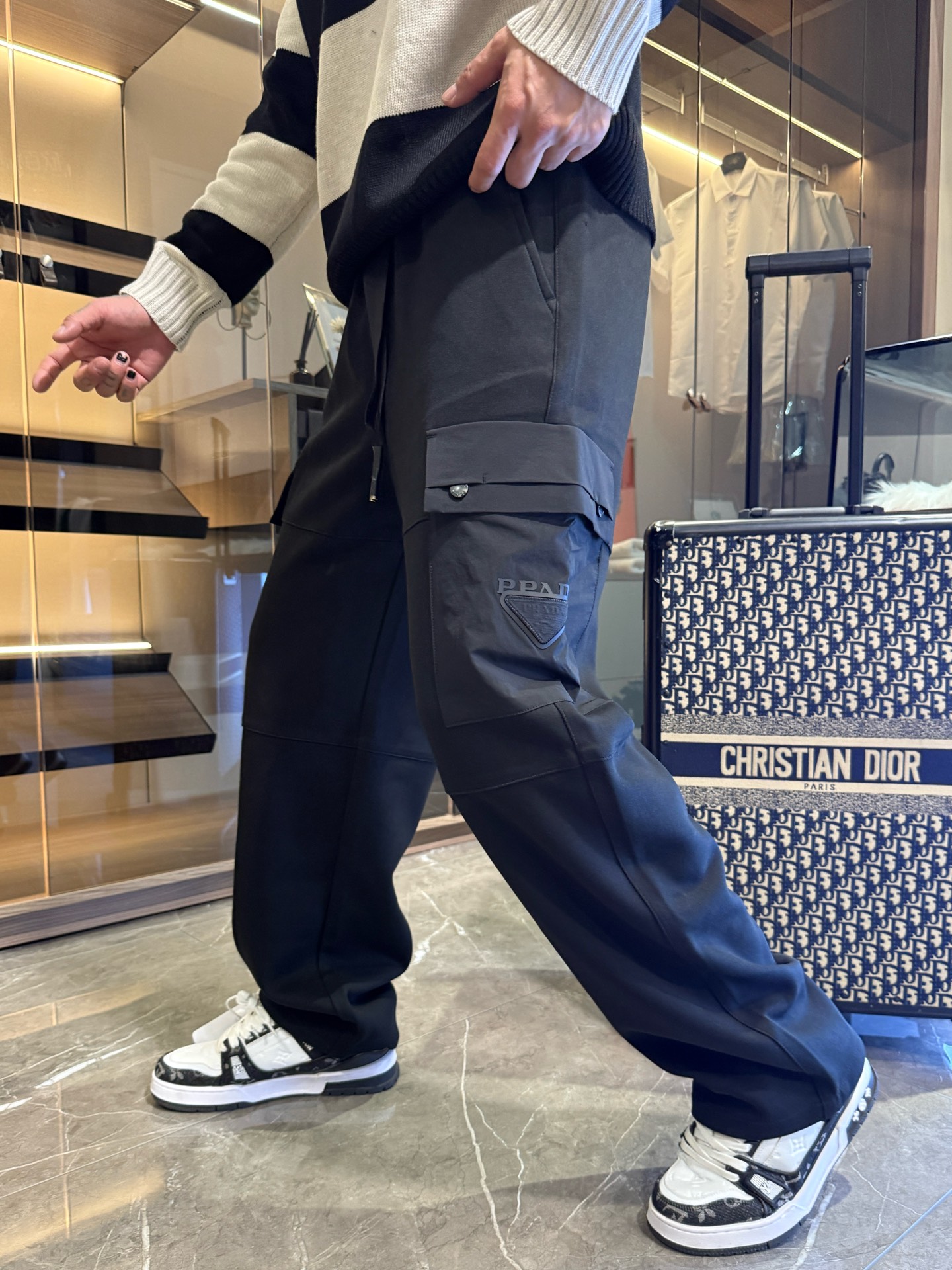 NO:526103,Prada 2025 autumn and winter new casual pants!  The official website is released simultaneously. The brand's classic LOGO casual pants, customized fabric, excellent comfort, strong hand touch. Extremely recognizable, perfect quality craftsmanship. Size M-3XL, prada, alexander wang19860909普拉达2025秋冬新款休闲裤！官网同步发售.品牌经典LOGO休闲裤 ,定制面料,舒适度极好,手触感强烈.辨识度极高,完美品相工艺. 尺码M-3XL,,prada,alexander wang,Men's clothing