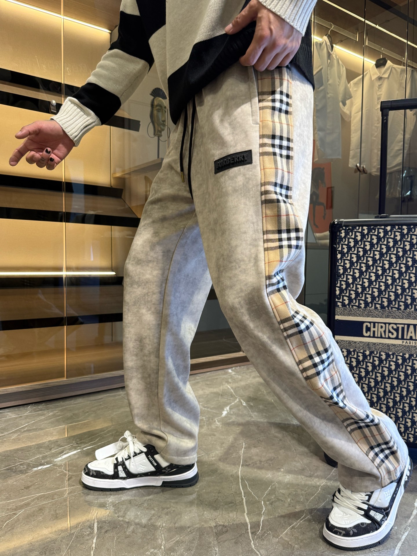 NO:526114,Burberry 2025 autumn and winter new casual pants!  The official website is released simultaneously. The brand's classic LOGO casual pants, customized fabric, excellent comfort, strong hand touch. Extremely recognizable, perfect quality craftsmanship. Size M-3XL, burberry, alexander wang19860909巴宝莉2025秋冬新款休闲裤！官网同步发售.品牌经典LOGO休闲裤 ,定制面料,舒适度极好,手触感强烈.辨识度极高,完美品相工艺. 尺码M-3XL,,burberry,alexander wang,Men's clothing