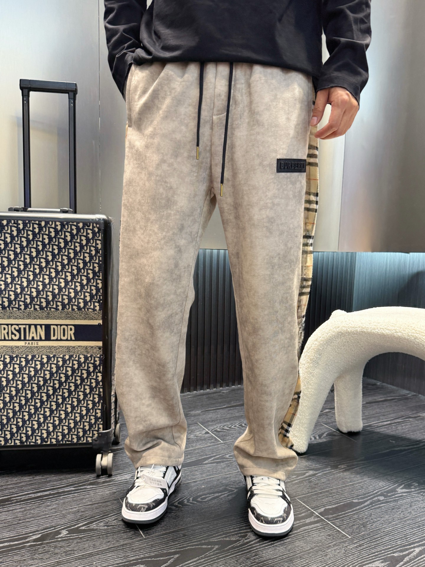 Burberry Men's Classic Logo Casual Pants - 2025 Fall/Winter Collection 3 i1757601721752 32 0 1