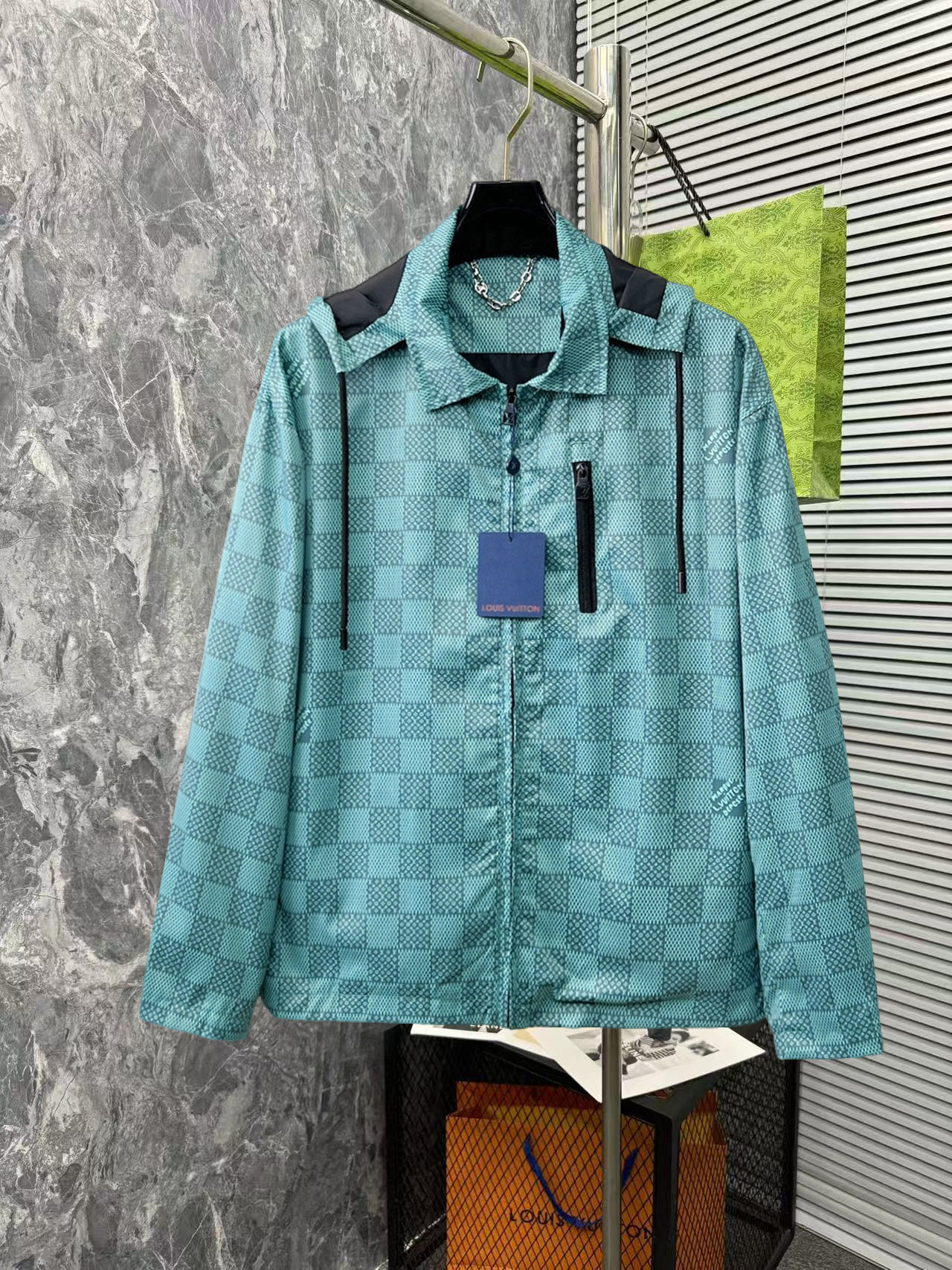 NO:526117,The same style on the official website of LV, complete three standards, and is released in advance. 2025ss autumn and winter new men's jacket, original single three standards, high-end version, counter custom fabric, breathable and comfortable, impeccable details, brand element design concept, reflecting high quality. The feel is delicate and soft, presents casual cut, and the upper body style is superb. Number of sizes M~3XL,,,louis vuitton, jackets & coats, jackets & coats, alexander wang19860909LV官网同款,三标齐全,提前发售 2025ss秋冬新款男士夹克外套,原单三标齐全高端版本 专柜定制面料 透气舒适度高,细节无可挑剔,品牌元素设计理念,体现高品质.手感细腻柔软 呈现休闲裁剪,上身版型超赞 码数M～3XL,,,louis vuitton,jackets & coats,jackets & coats,alexander wang,Men's clothing