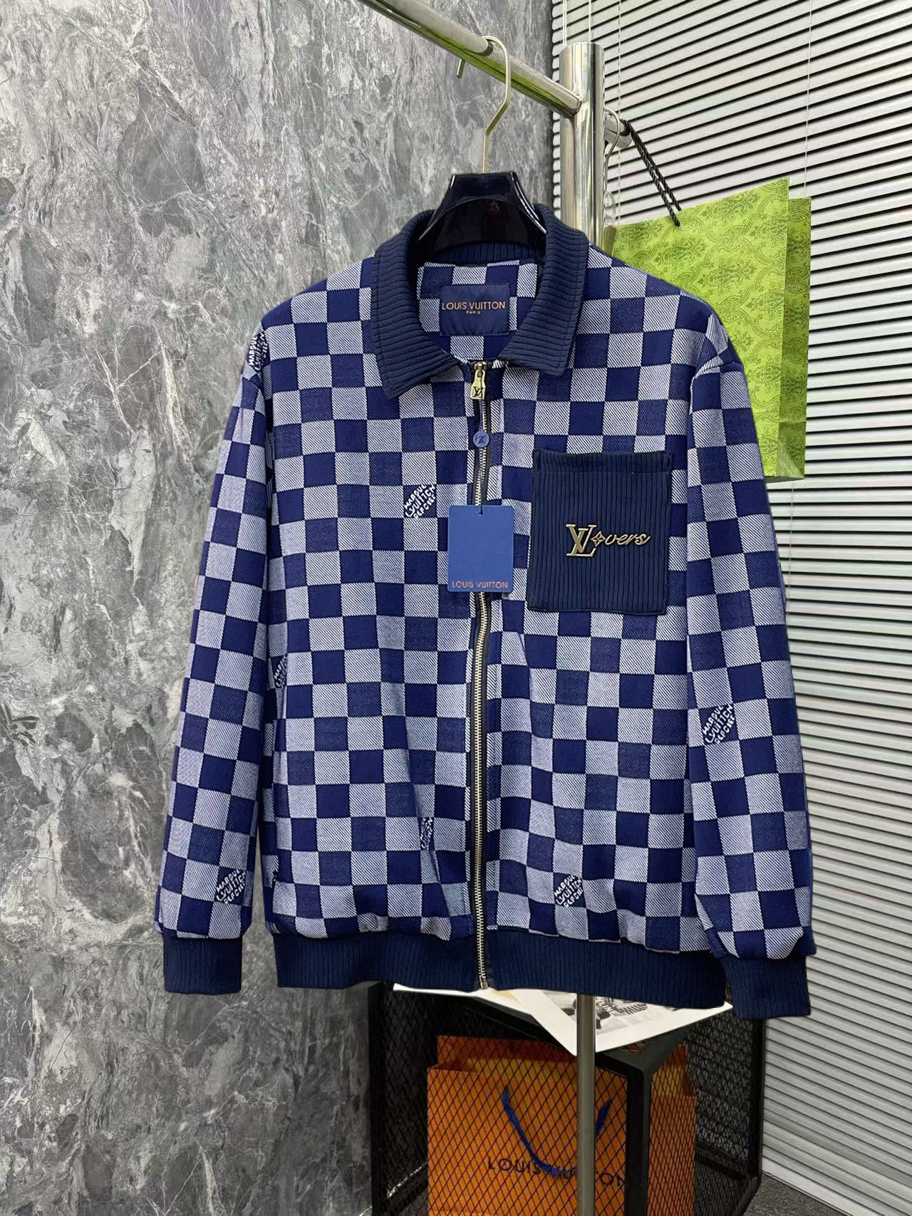 NO:526122,The same style on the official website of LV, complete three standards, and is released in advance. 2025ss autumn and winter new men's jacket, original single three standards, high-end version, customized counter fabric, breathable and comfortable, impeccable details, brand element design concept, reflecting high quality. The feel is delicate and soft, presents casual cut, and the upper body style is superb. Number of sizes M~3XL,,,louis vuitton, jackets & coats, jackets & coats, alexander wang19860909LV官网同款,三标齐全,提前发售 2025ss秋冬新款男士夹克外套,原单三标齐全高端版本 专柜定制面料 透气舒适度高,细节无可挑剔,品牌元素设计理念,体现高品质.手感细腻柔软 呈现休闲裁剪,上身版型超赞 码数M～3XL,,,louis vuitton,jackets & coats,jackets & coats,alexander wang,Men's clothing