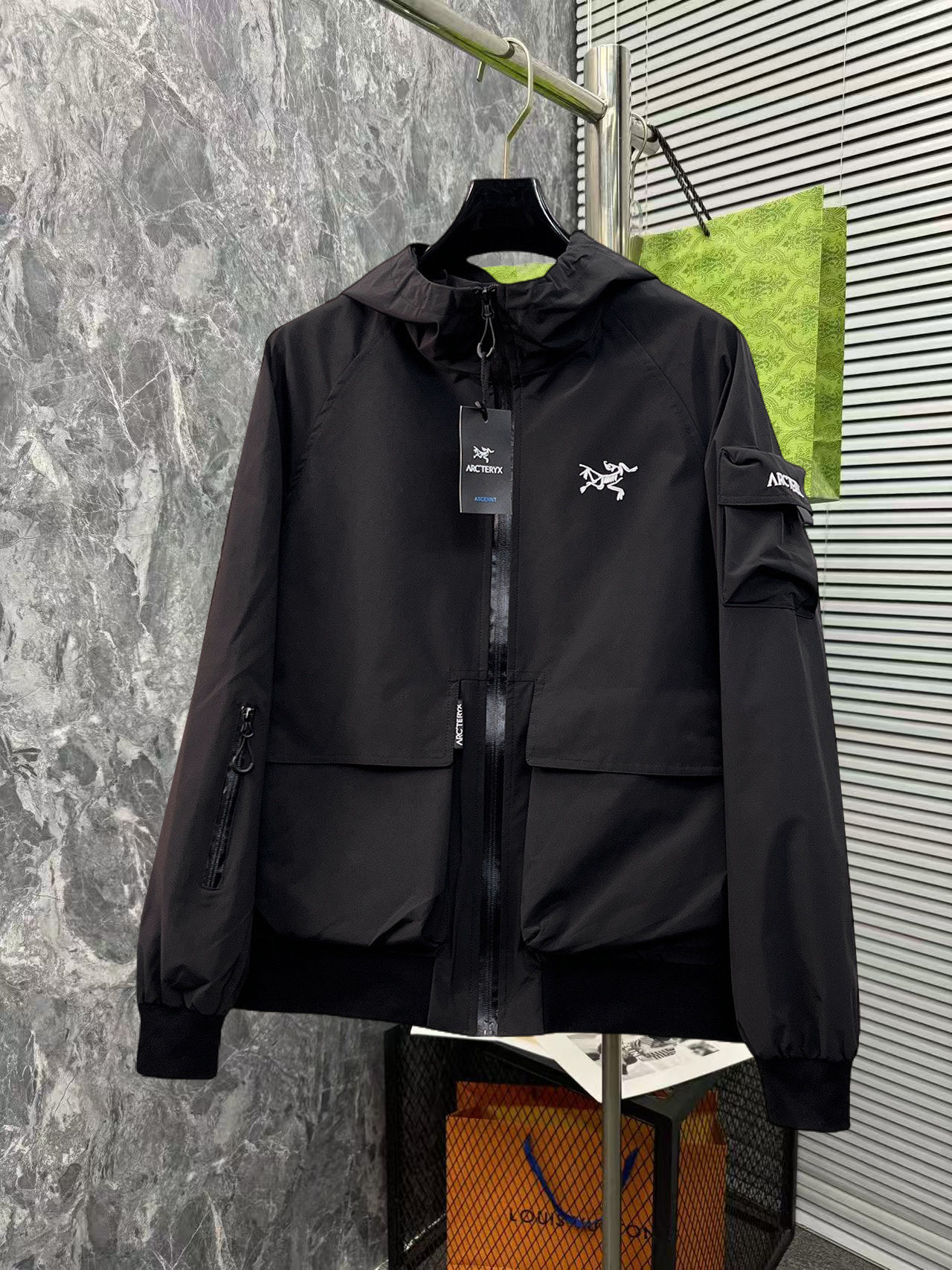 NO:526125,Archaeopteryx, the same style on the official website, complete three standards, and is released in advance. 2025 autumn and winter new men's jacket, original single three standards, high-end version, customized counter fabric, breathable and comfortable, impeccable details, brand element design concept, reflecting high quality. The feel is delicate and soft, presents casual cut, and the upper body style is superb. Number of sizes M~3XL, arc'teryx, jackets & coats, jackets & coats, alexander wang19860909始祖鸟 官网同款,三标齐全,提前发售 2025秋冬新款男士夹克外套, 原单三标齐全高端版本 专柜定制面料 透气舒适度高,细节无可挑剔,品牌元素设计理念,体现高品质.手感细腻柔软 呈现休闲裁剪,上身版型超赞 码数M～3XL,arc'teryx,jackets & coats,jackets & coats,alexander wang,Men's clothing